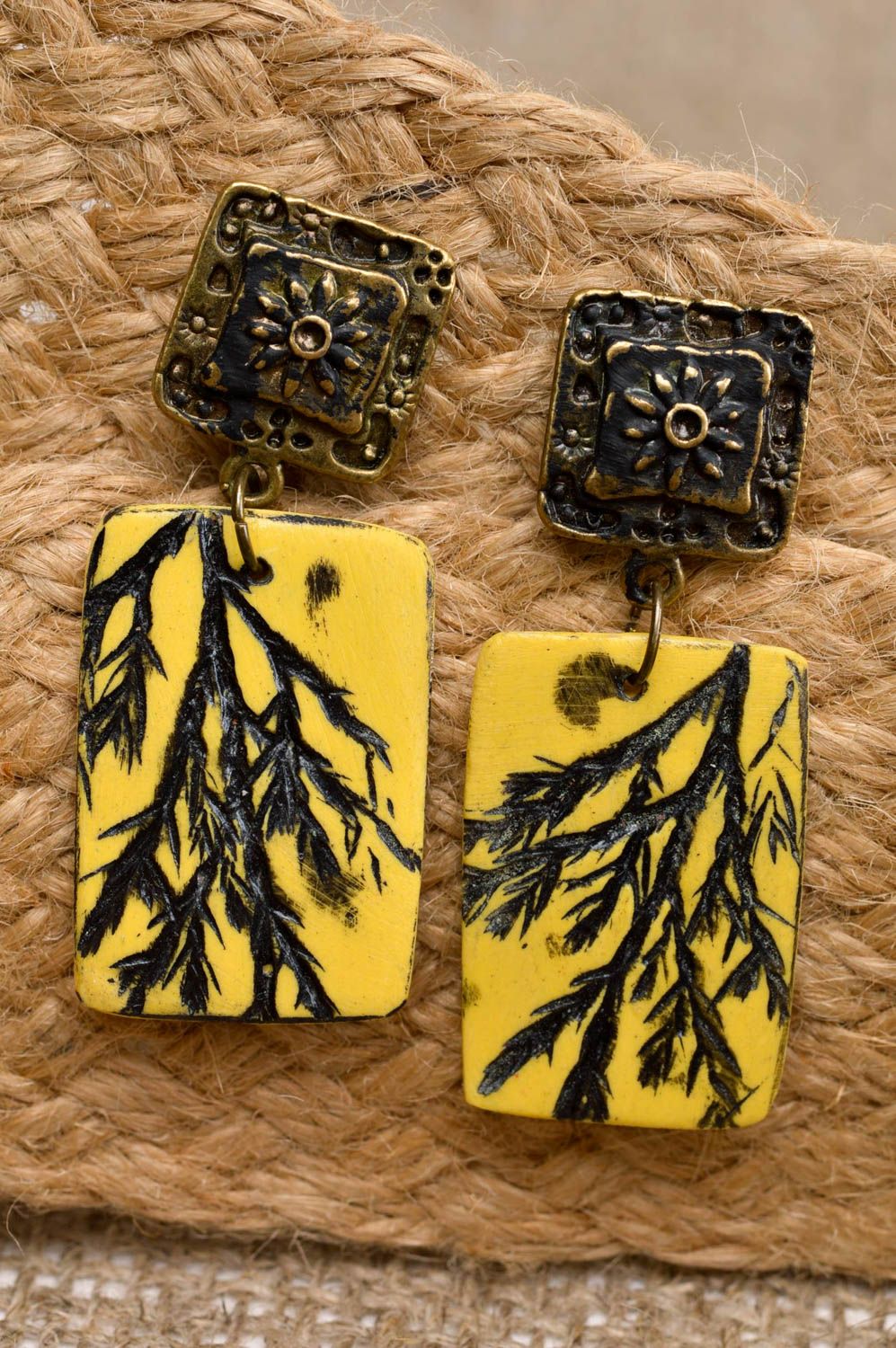 Модные серьги украшение ручной работы сережки-гвоздики из пластики желтые фото 1