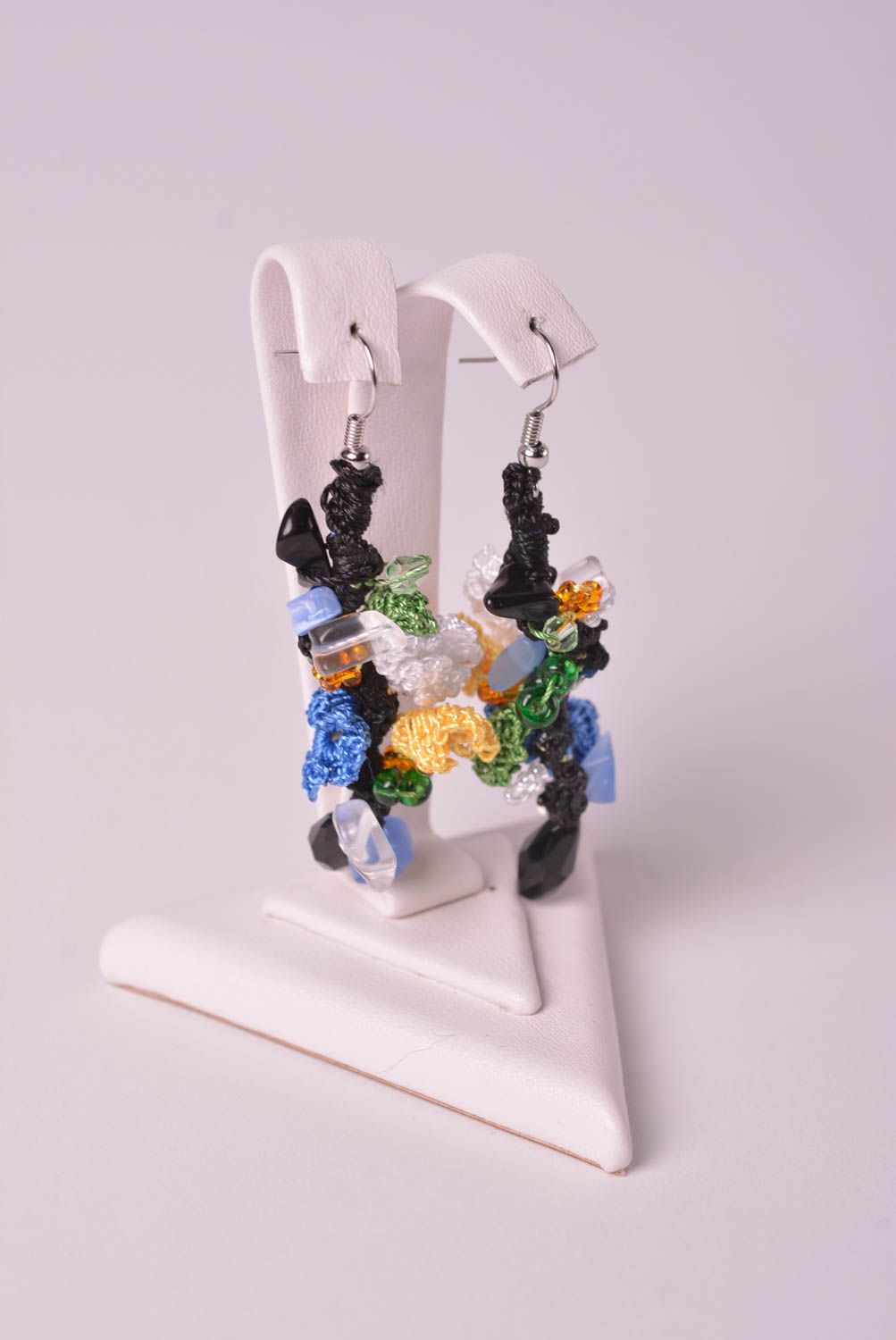 Вязаные серьги крючком хэнд мэйд дизайнерское украшение ажурные серьги с камнями фото 3