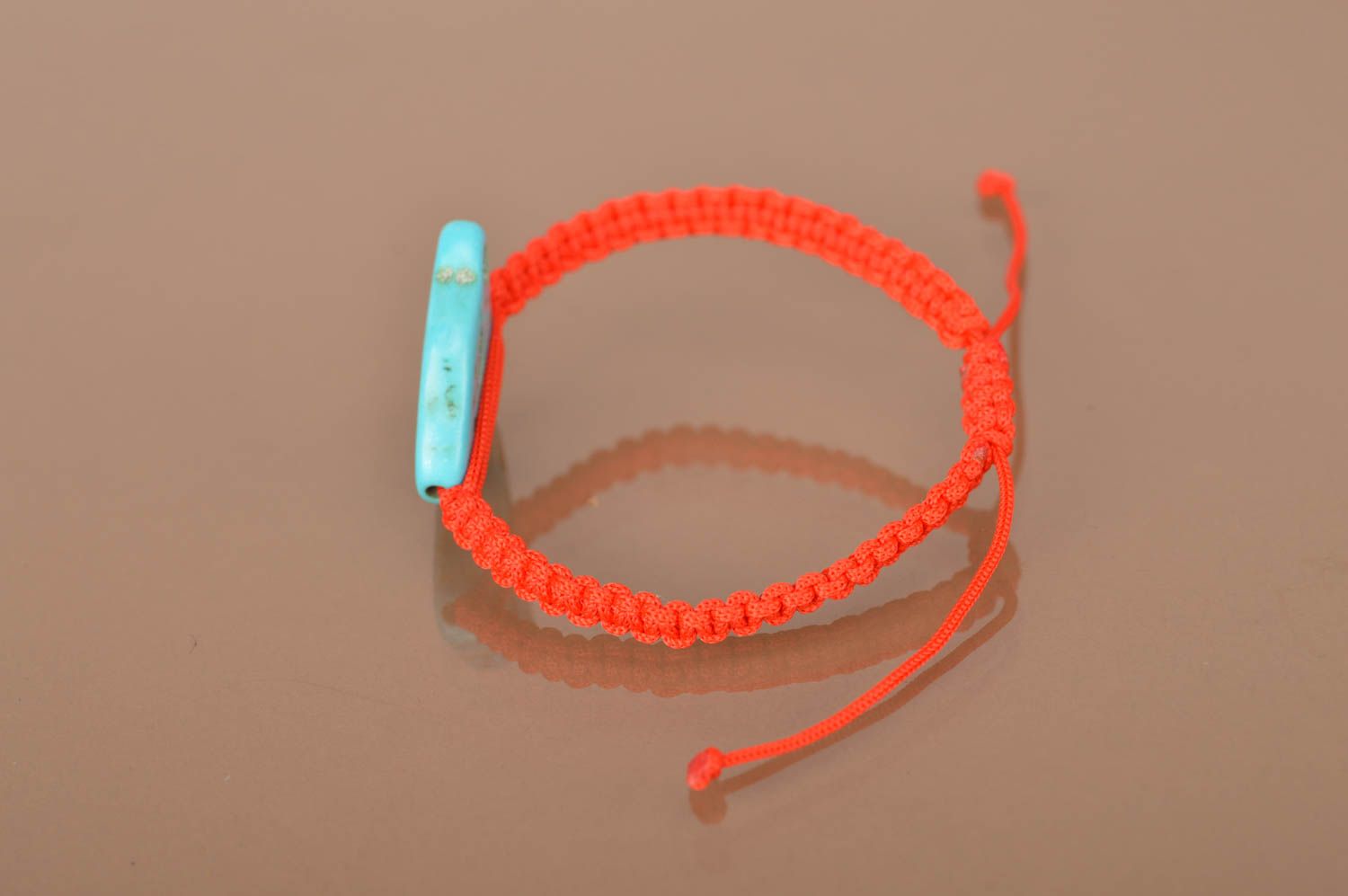 Bracelet rouge fin tressé en fil ciré fait main avec tête de panthère bleue photo 5
