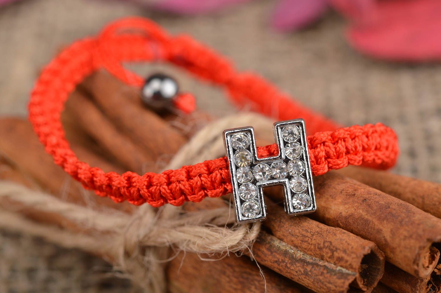 Bracelet en fils tressés fin rouge fait main avec lettre H et perles fantaisie photo 1