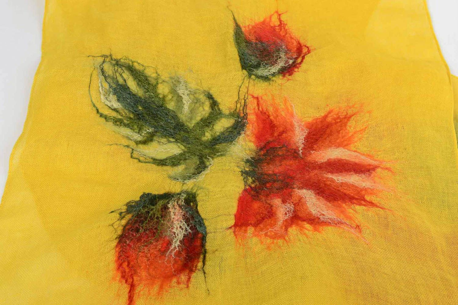 Красочный шарф в технике валяния из шерсти ручной работы с цветами красивый фото 5