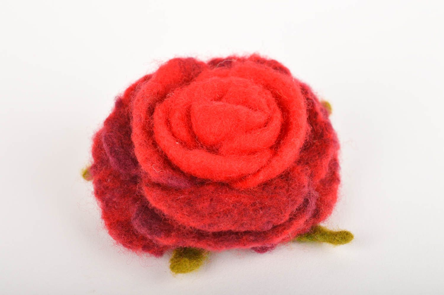 Broche fleur Bijou fait main en laine feutrée Rose rouge Cadeau femme original photo 2