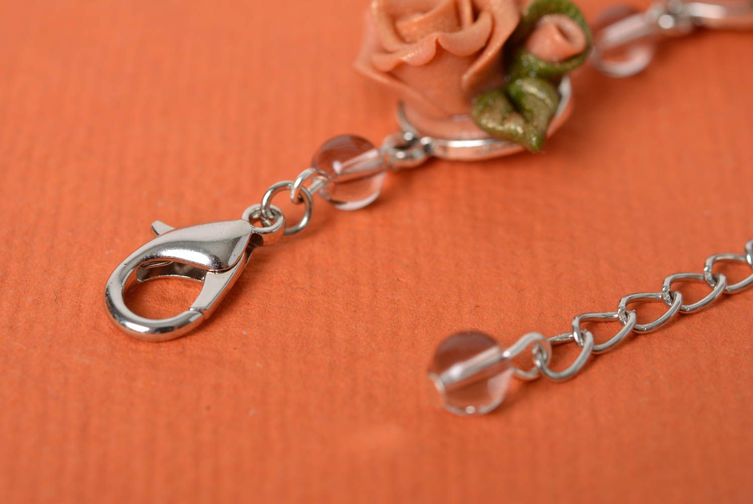 Bracelet fleurs en pâte polymère Roses chaîne métallique original fait main photo 5