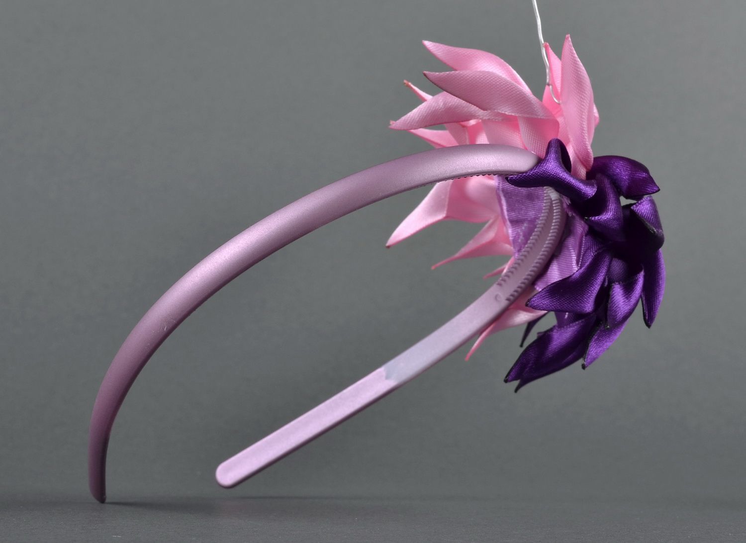 Aro de cabelo, coroa de flores na cabeça com uma flor de seda foto 4