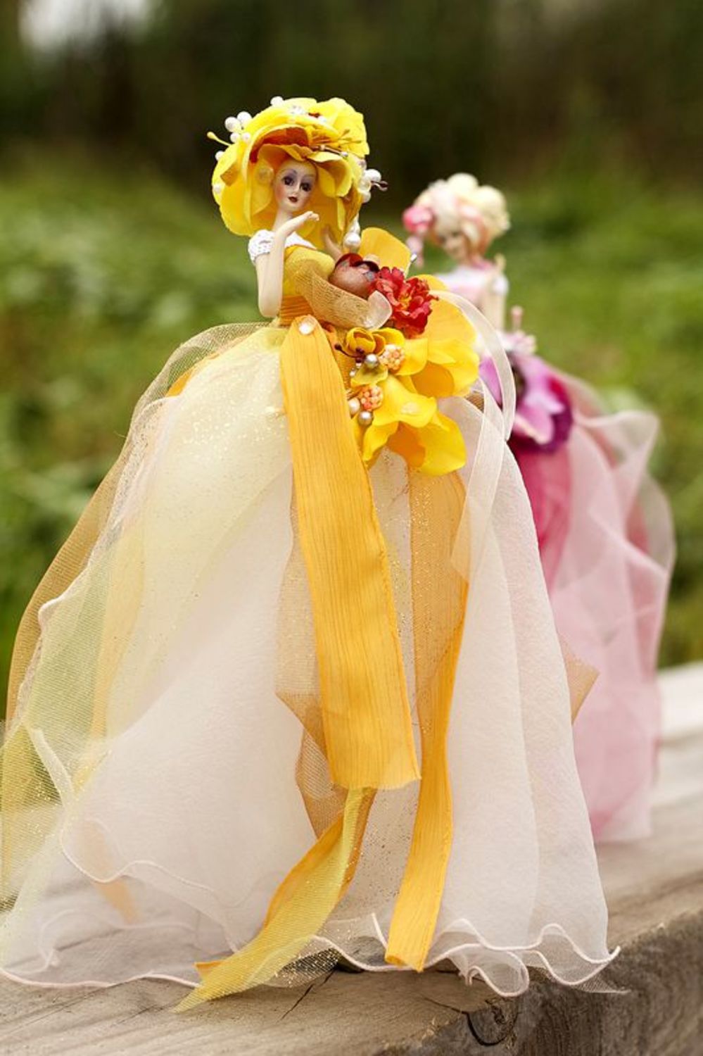 Poupée faite main pour mariage en robe jaune photo 1