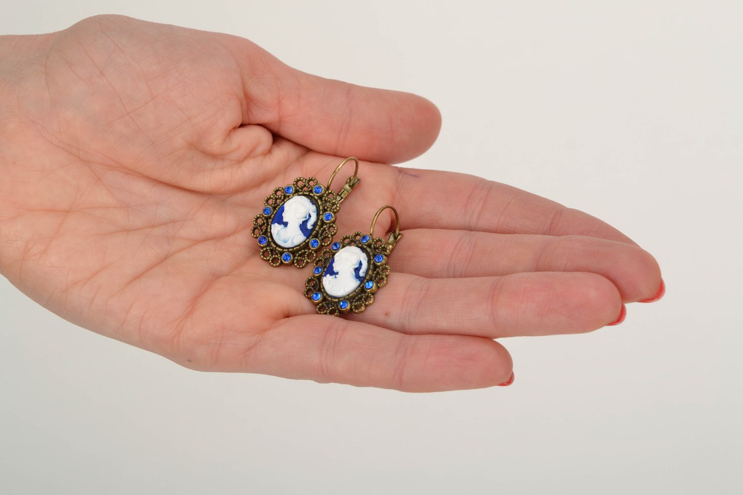 Boucles d'oreilles pendantes en pâte polymère Camée bleu photo 2
