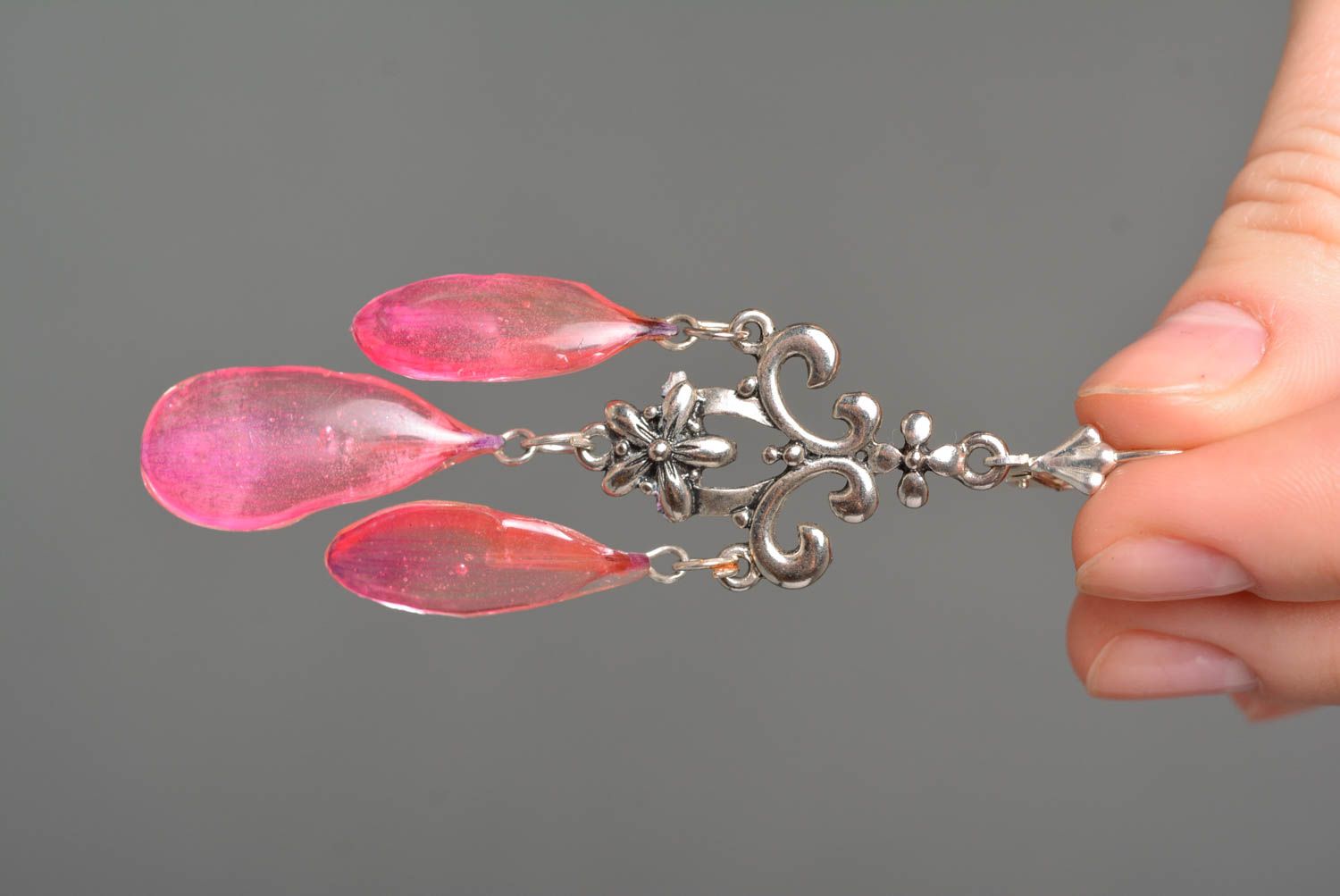 Parure de bijoux Pendentif fait main Boucles d'oreilles roses résine époxyde photo 2