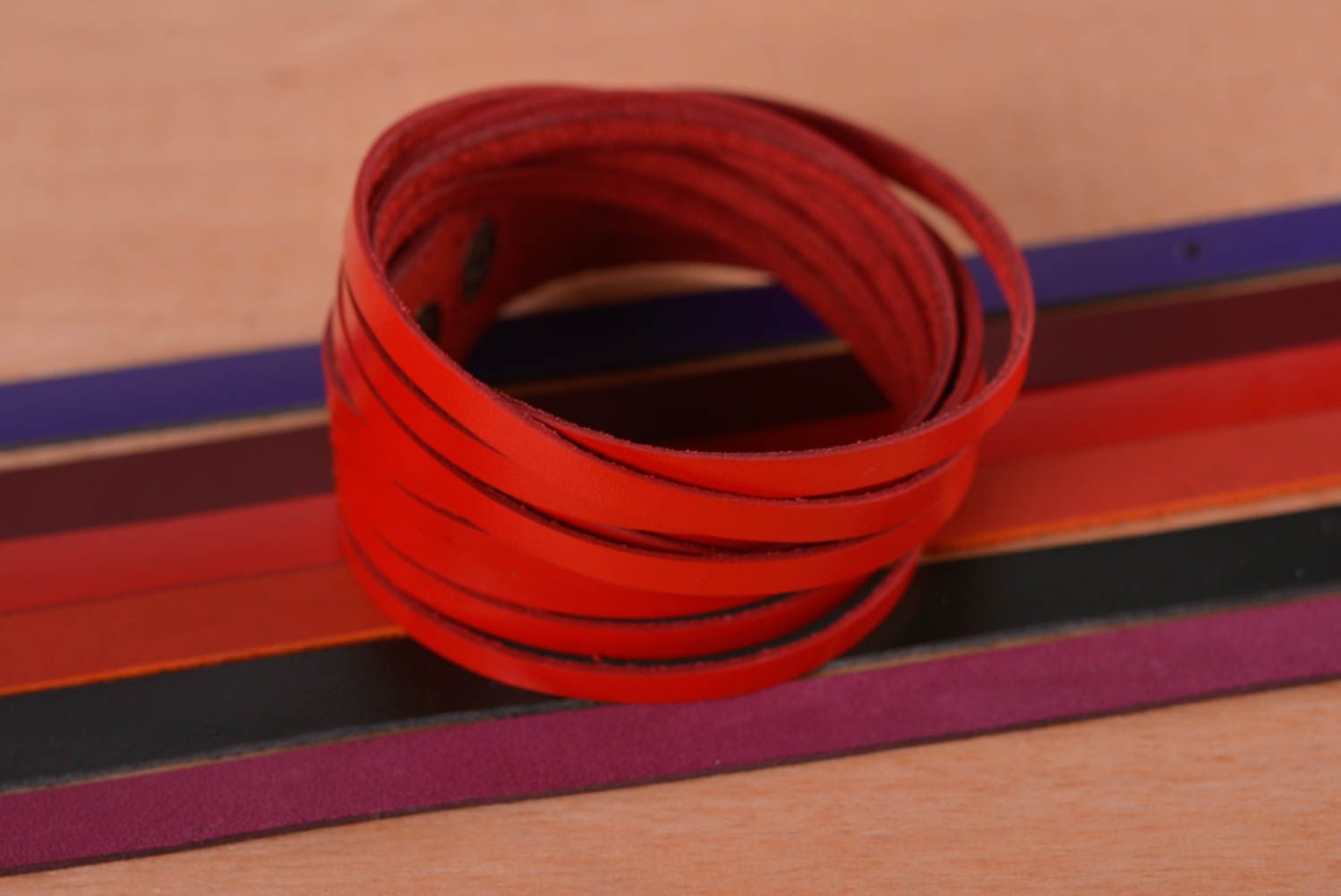 Bracelet cuir Bijou fait main multirang rouge design insolite Accessoire femme photo 1