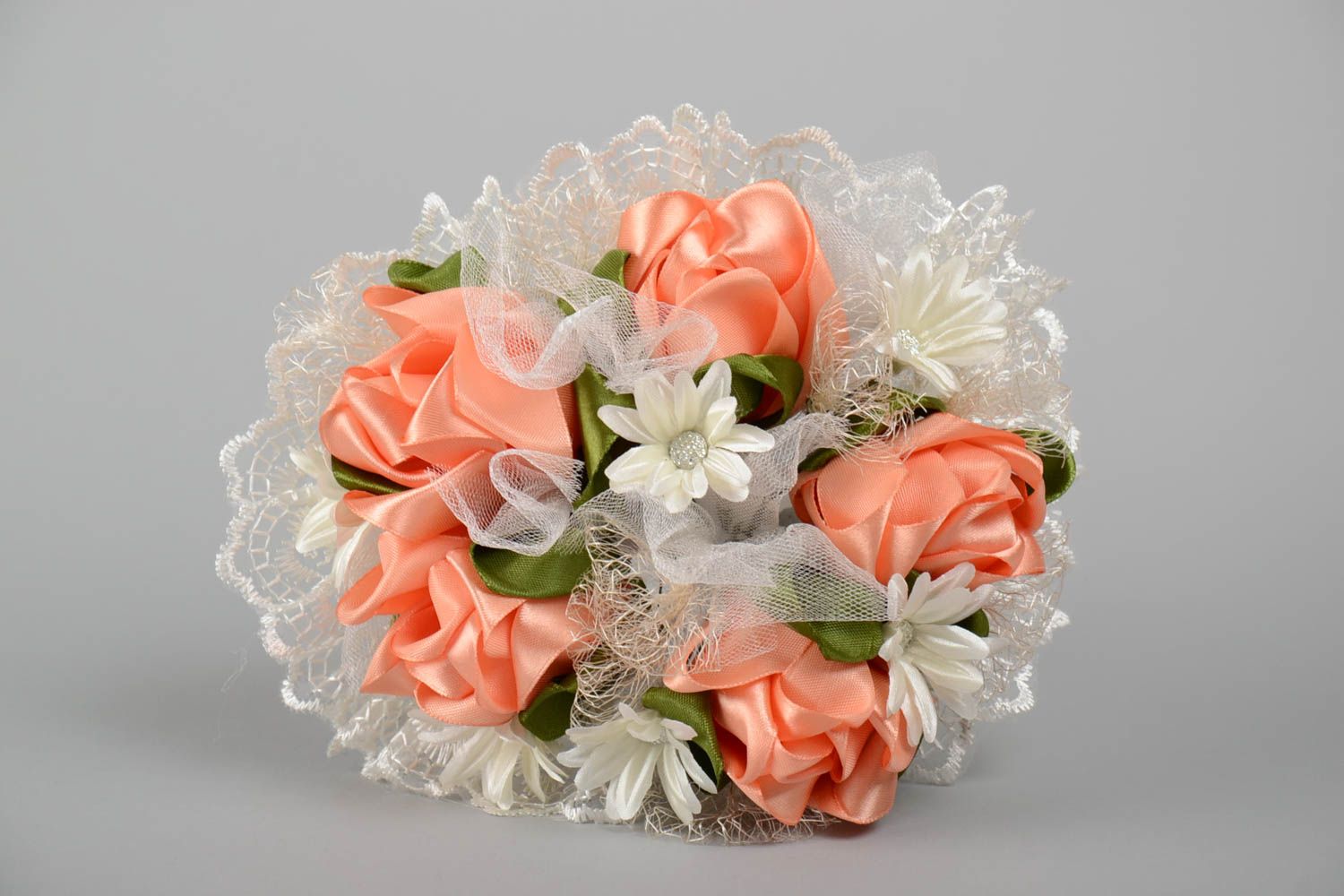 Handmade Blumenstrauß für Hochzeit aus Atlasband und Spitze zur Erinnerung foto 2