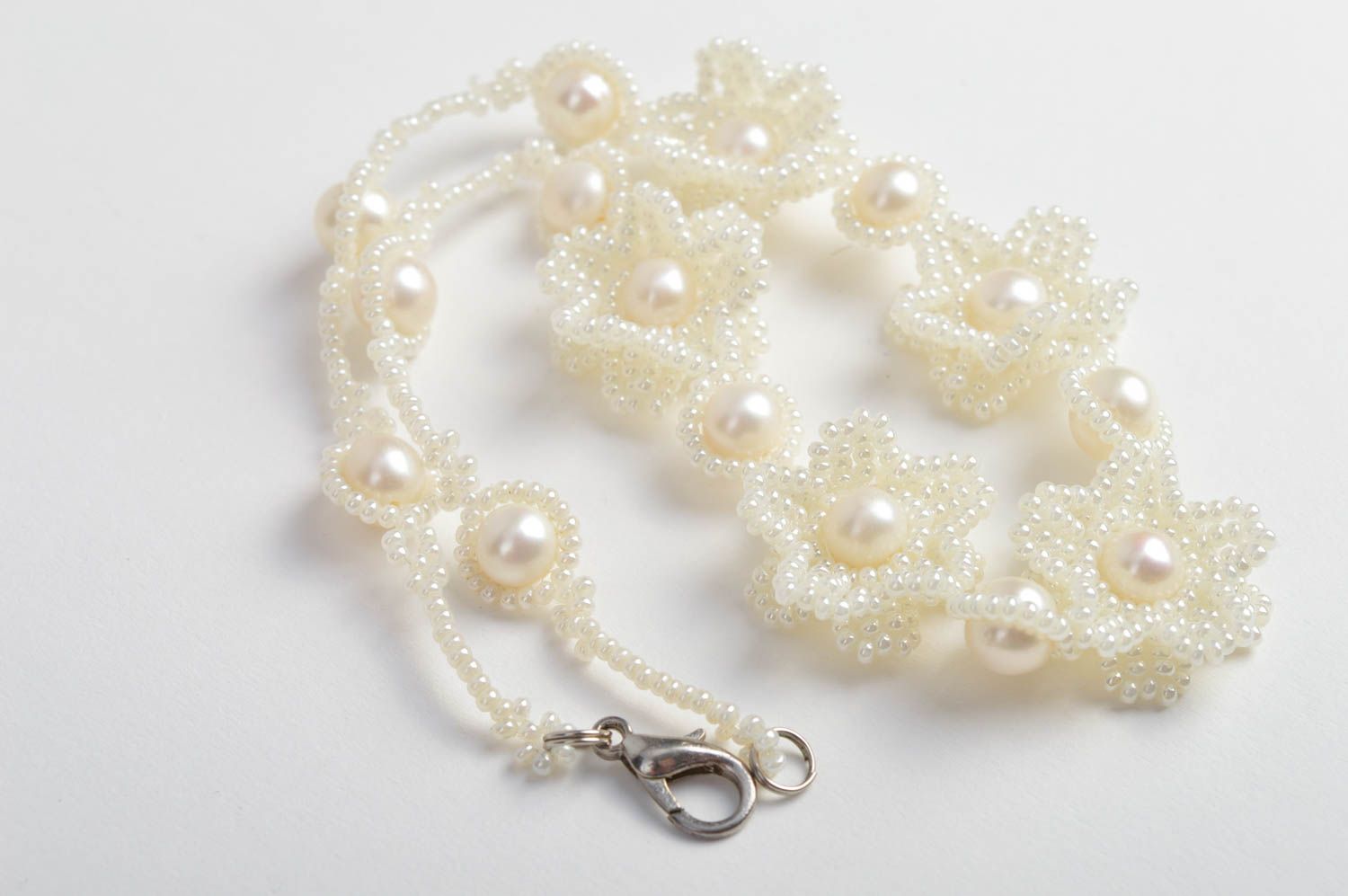Ожерелье из бисера и речного жемчуга ручной работы ажурное красивое для невесты фото 5