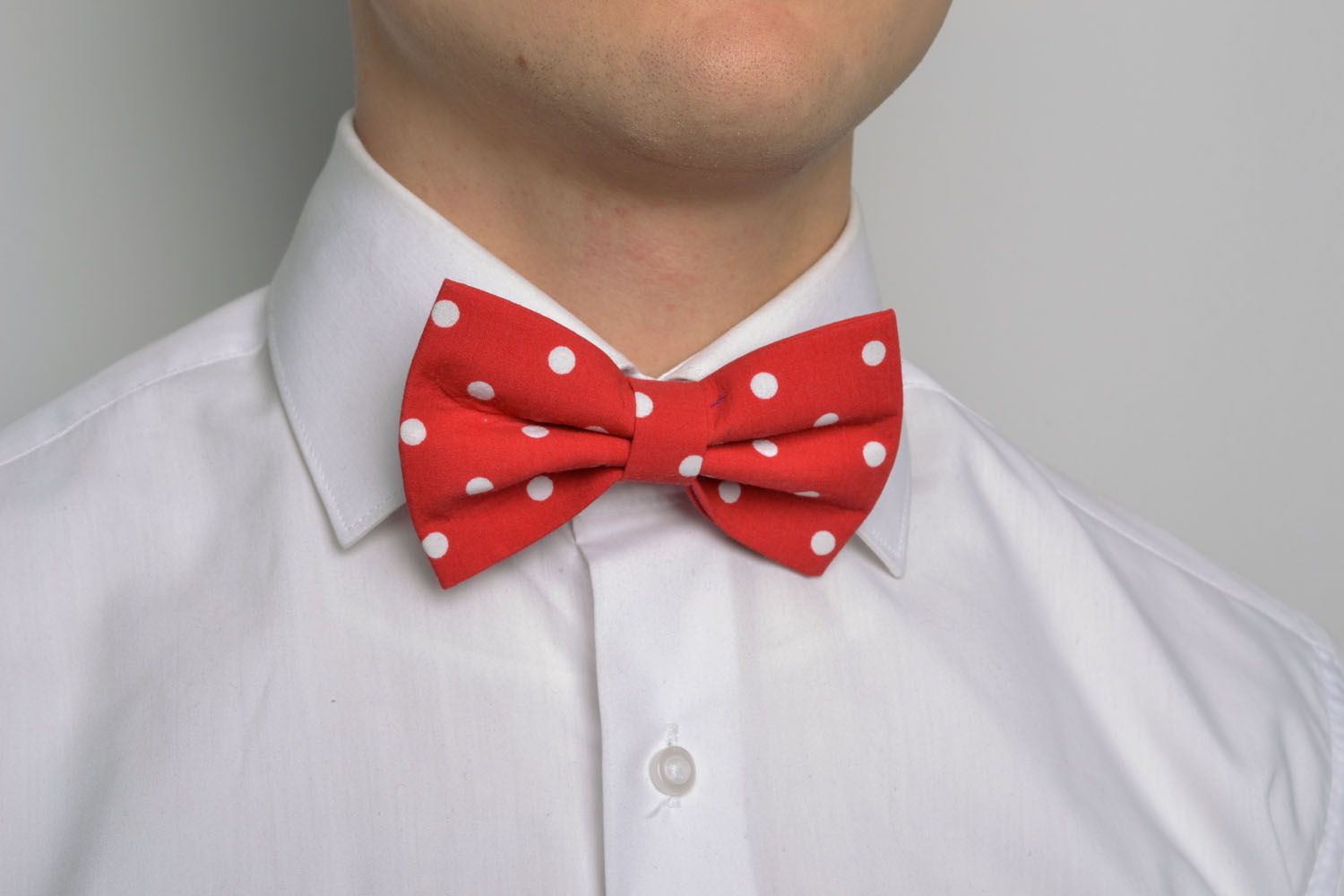 Bow tie with polka dots photo 1