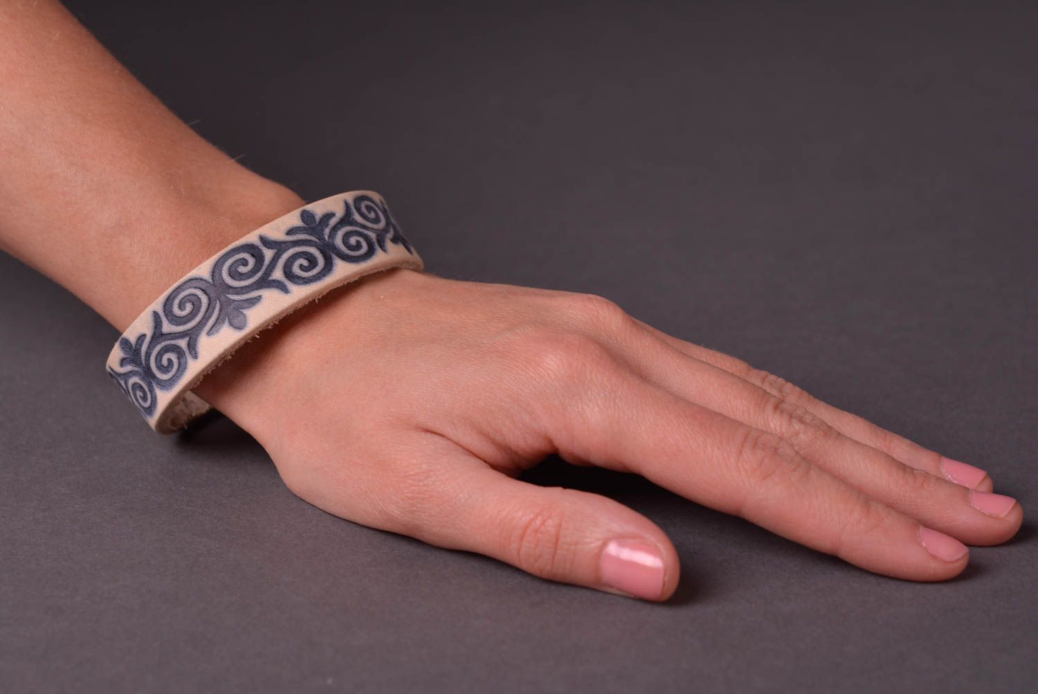 Кожаный браслет ручной работы украшение из кожи браслет на руку светлый фото 2