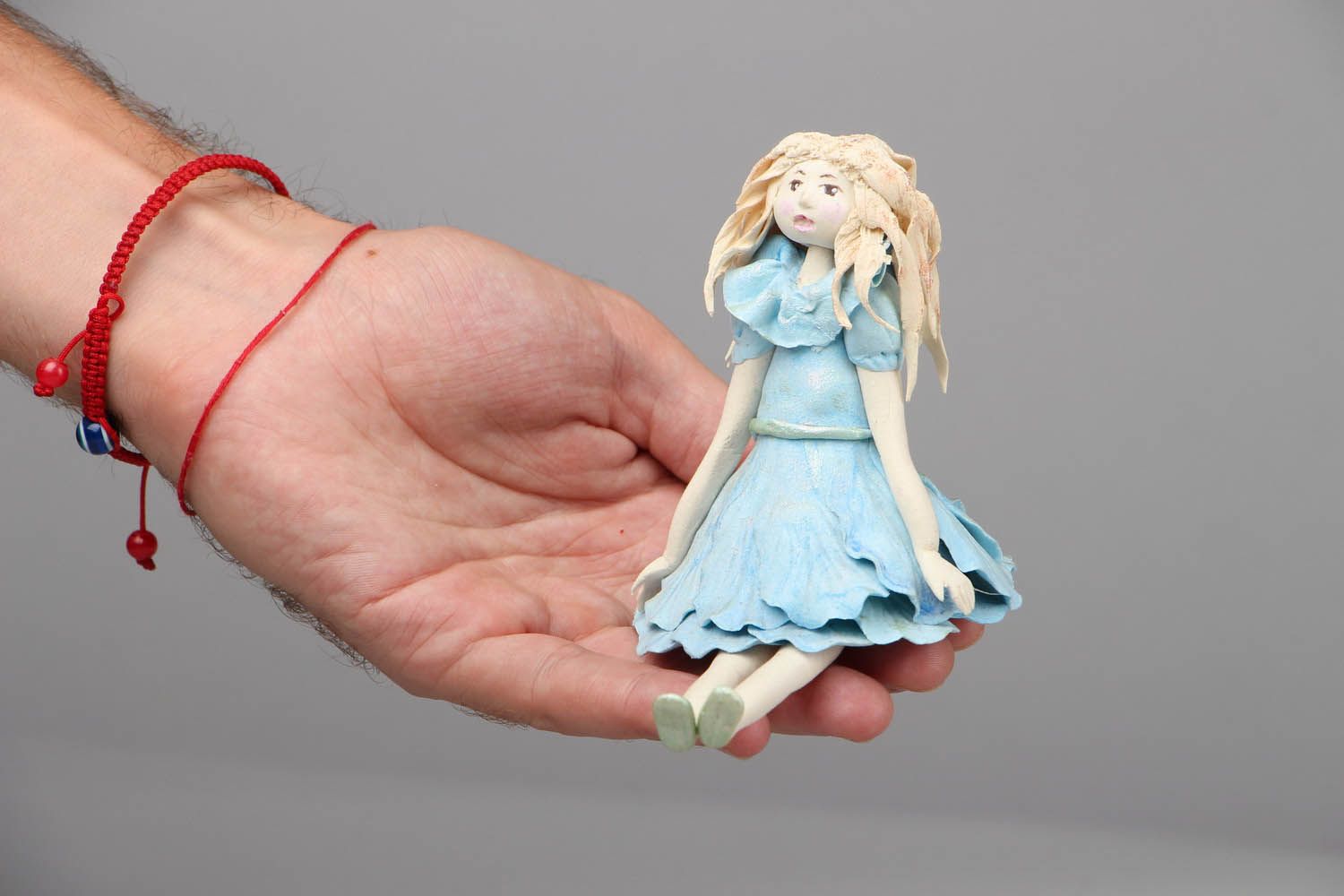 Spielzeug-Puppe im blauen Kleid foto 4