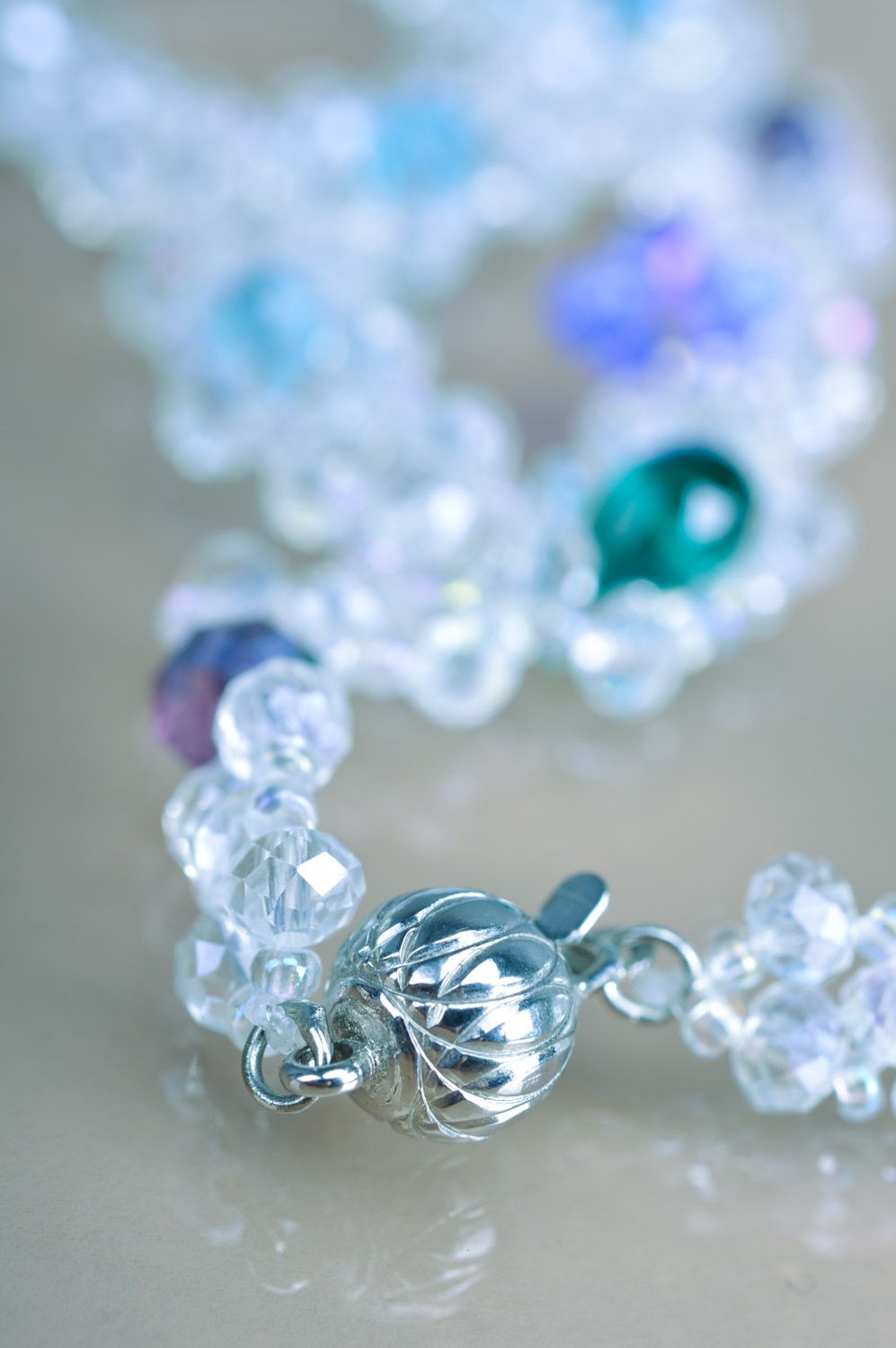 Collier en perles de cristal de roche blanc et bleu fait main pour femme  photo 4
