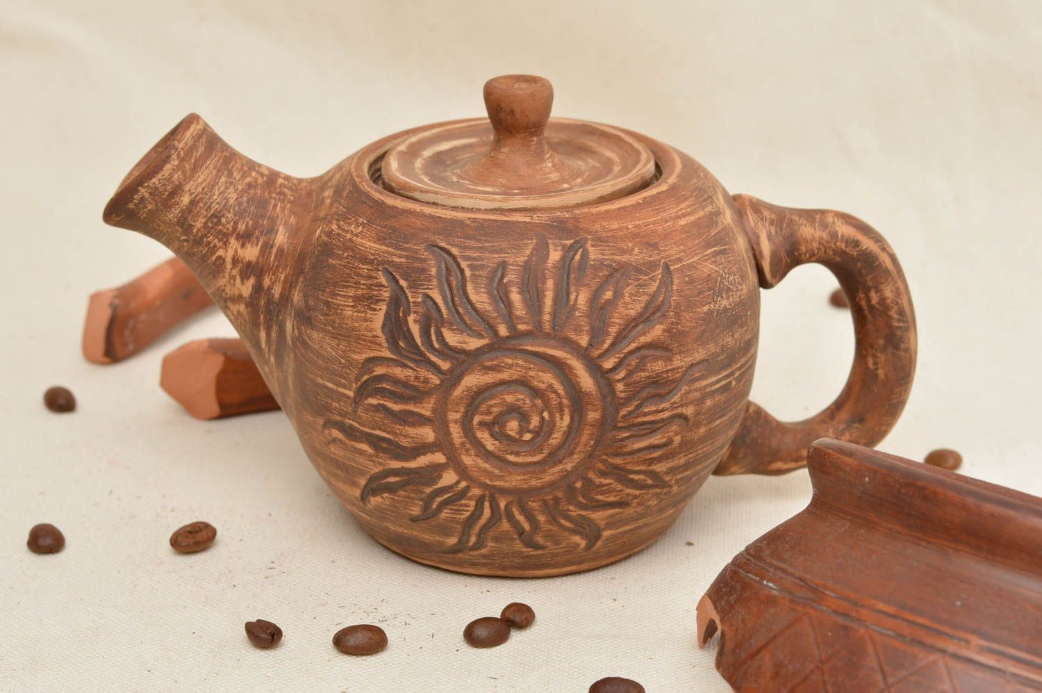 Авторский керамический чайник ручной работы красивый с крышкой и орнаментом фото 1