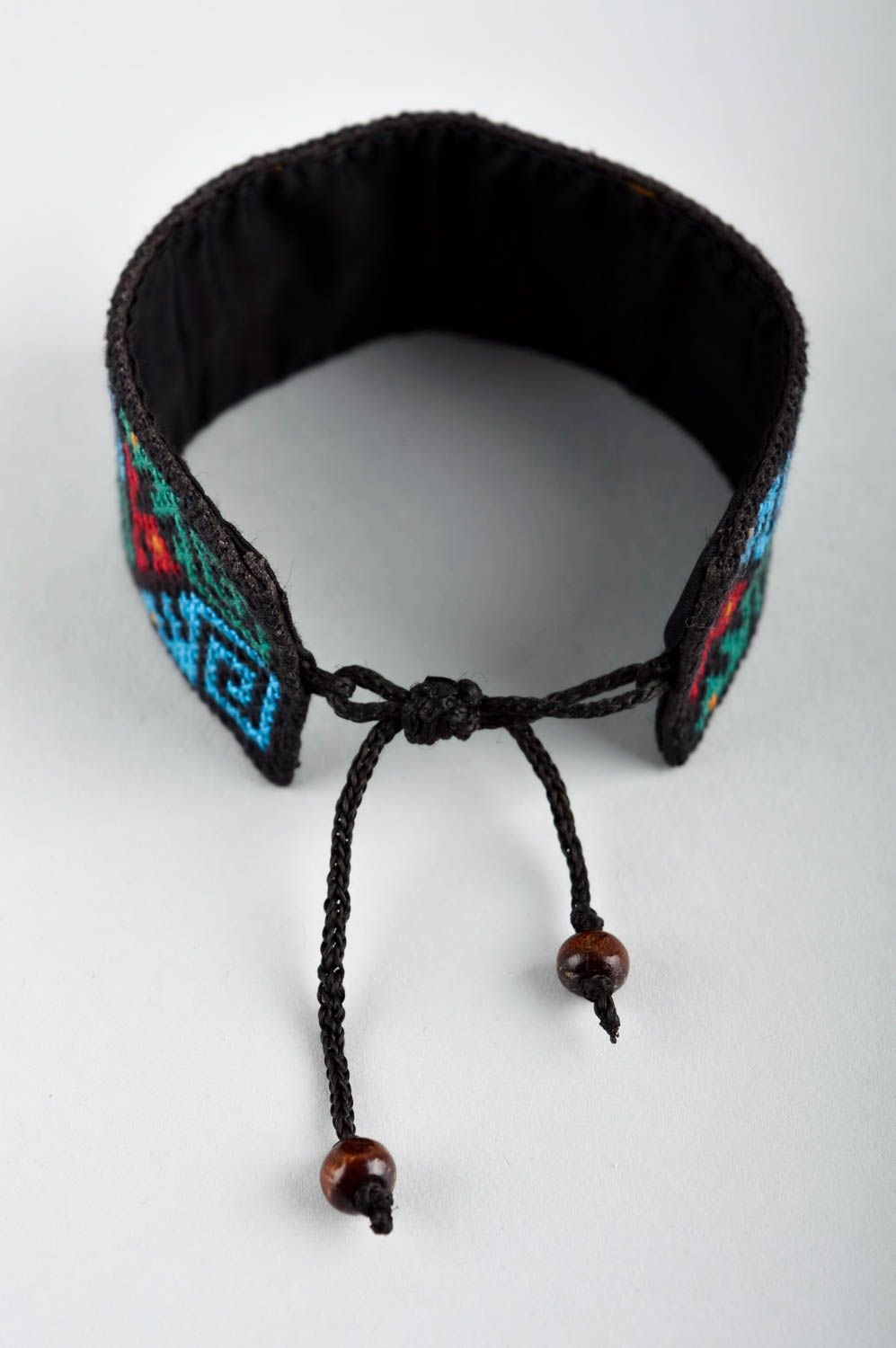 Bracelet textile Bijou fait main brodé large avec ornements Accessoire femme photo 4
