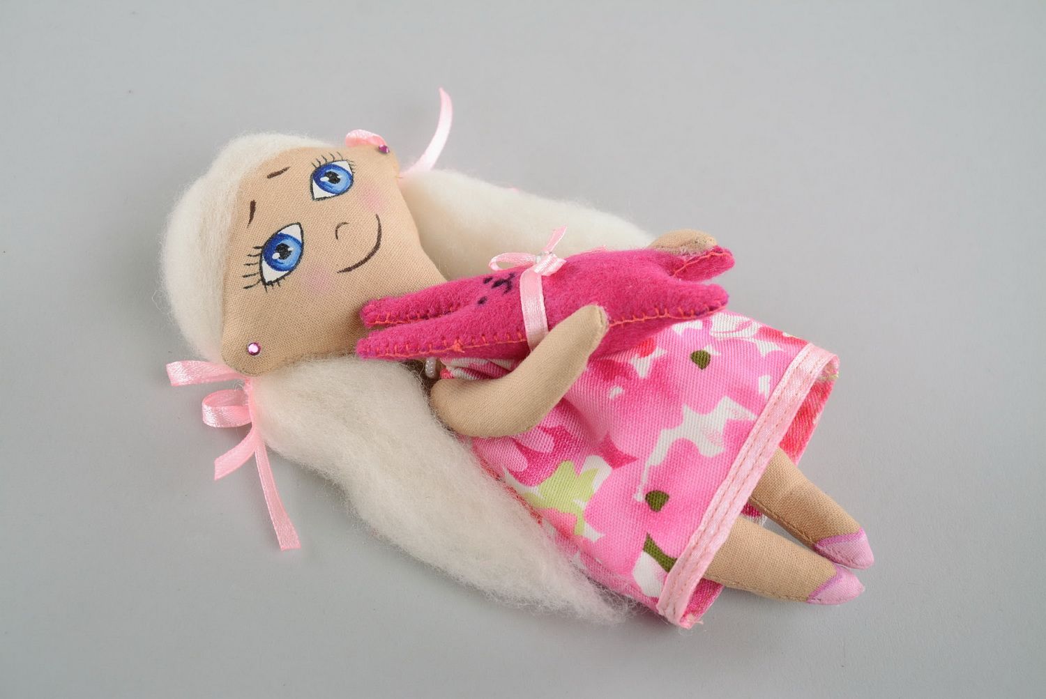 Suspension décorative poupée en rose avec lièvre  photo 4