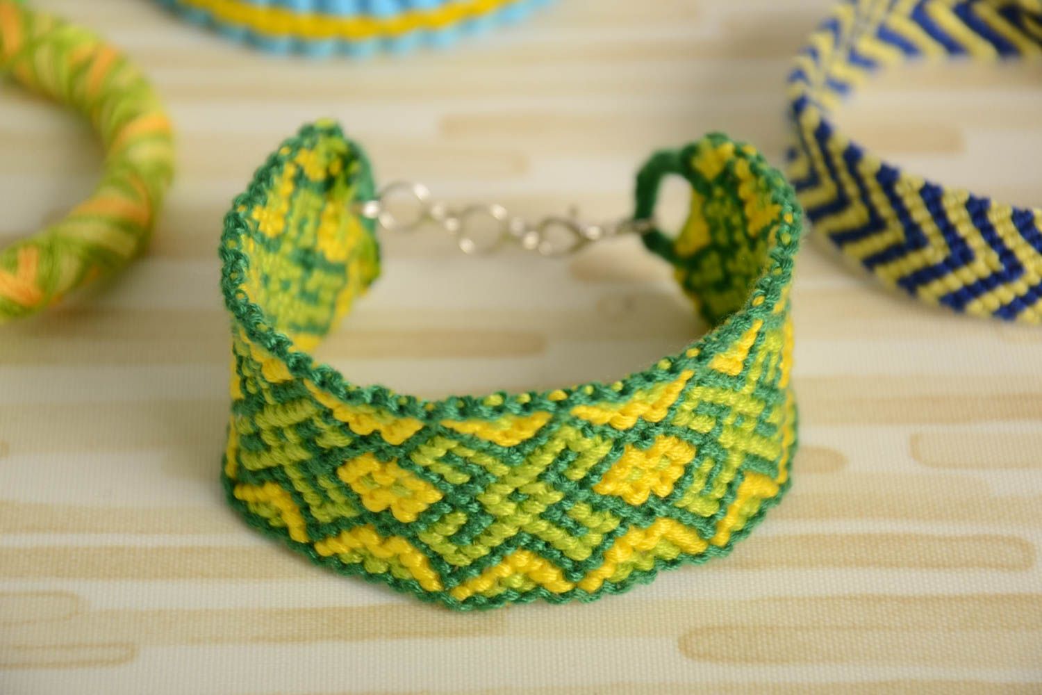 Плетеный браслет из ниток мулине ручной работы широкий красивый желто-зеленый фото 1