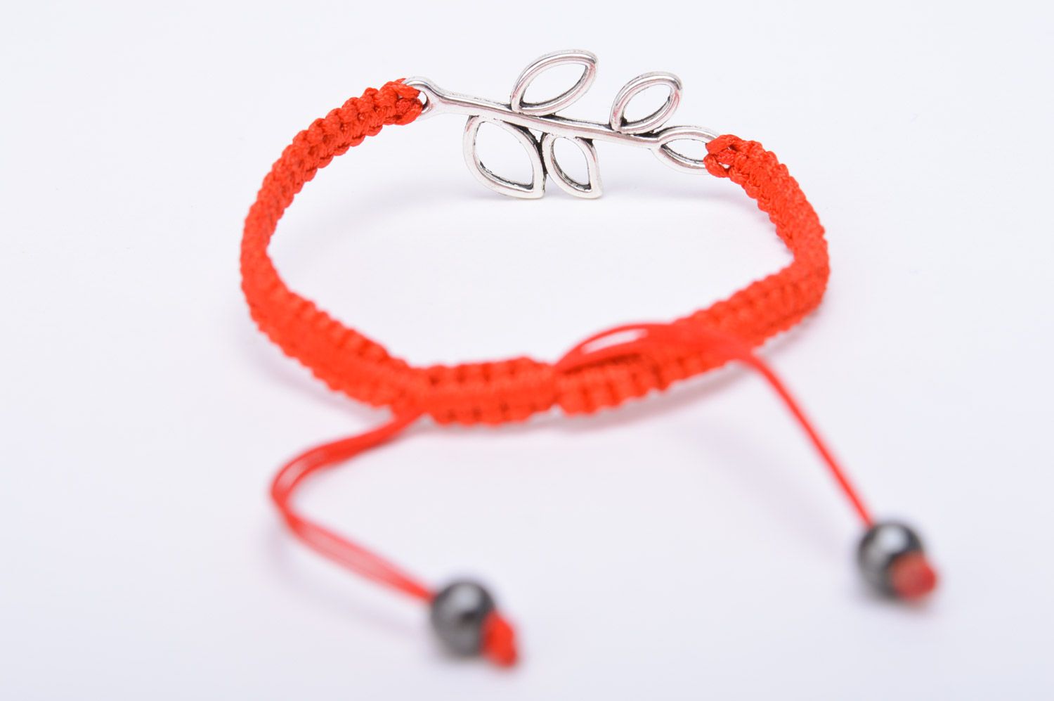 Handgemachtes originelles geflochtenes Armband mit Zweig in Rot aus Fäden foto 2