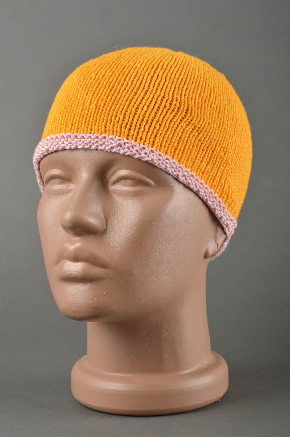 Вязаная шапка ручной работы шапка для мальчиков зимняя шапка желтая простая фото 1