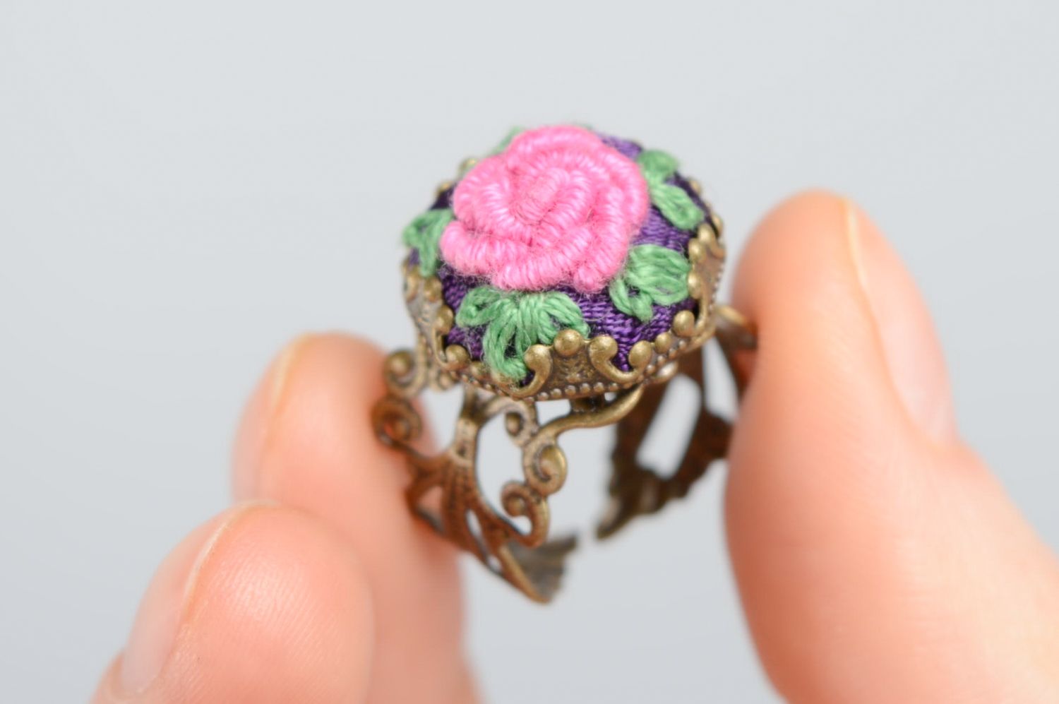 Металлическое кольцо с вышивкой рококо Чайная роза фото 2