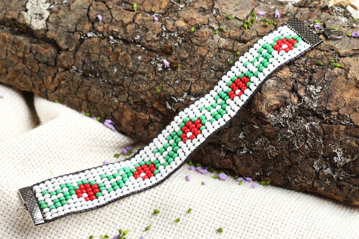 Ethnic white handmade beaded wrist bracelet with floral ornament photo 1