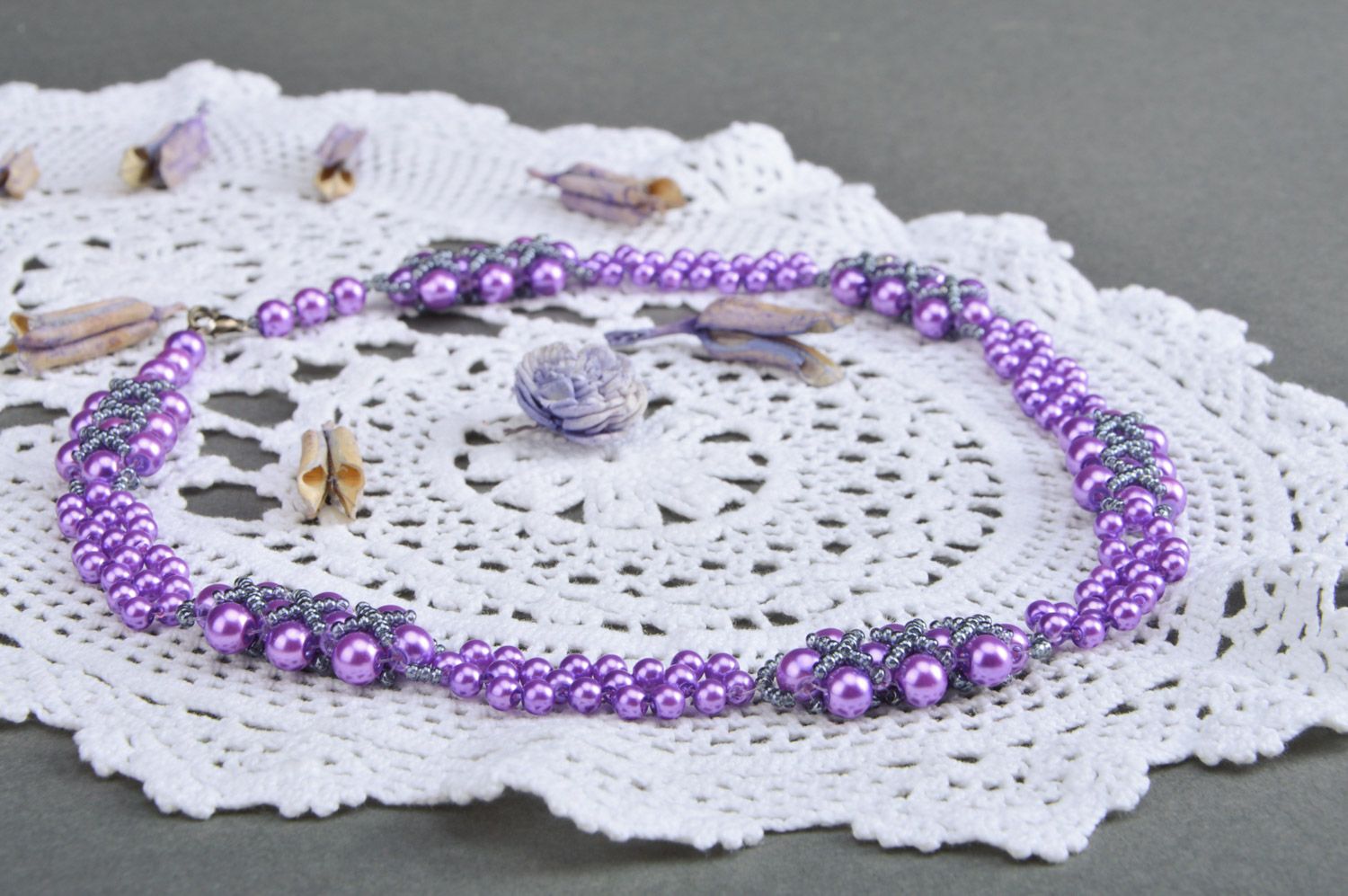 Collar de abalorios y cuentas artesanal bonito violeta de mujer vistoso  foto 5