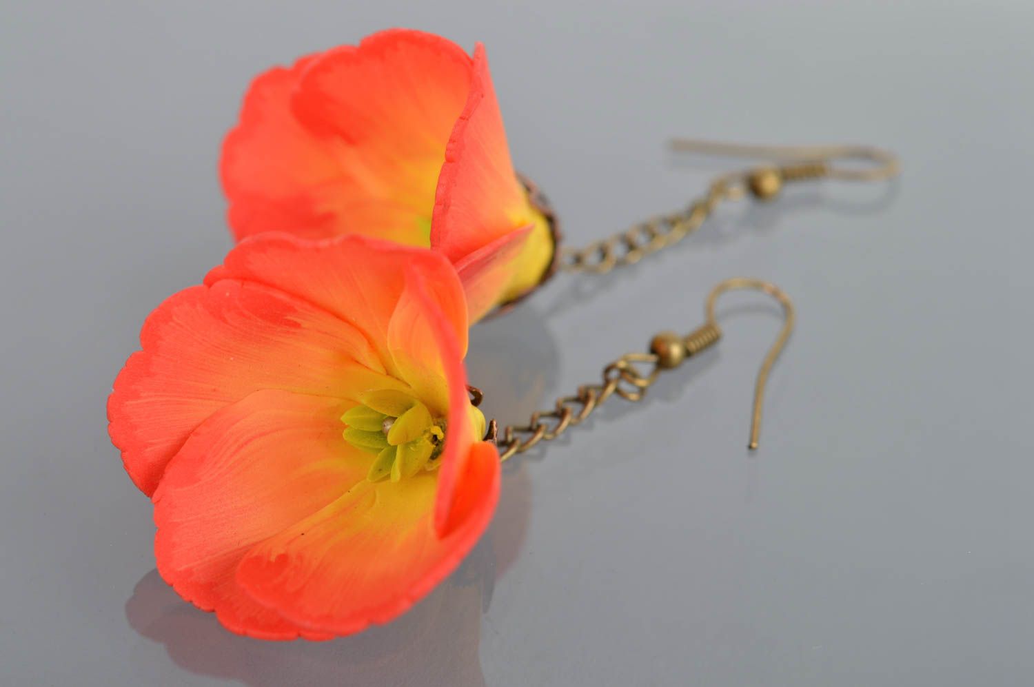 Pendientes de arcilla polimérica artesanales largos con flores anaranjadas foto 2