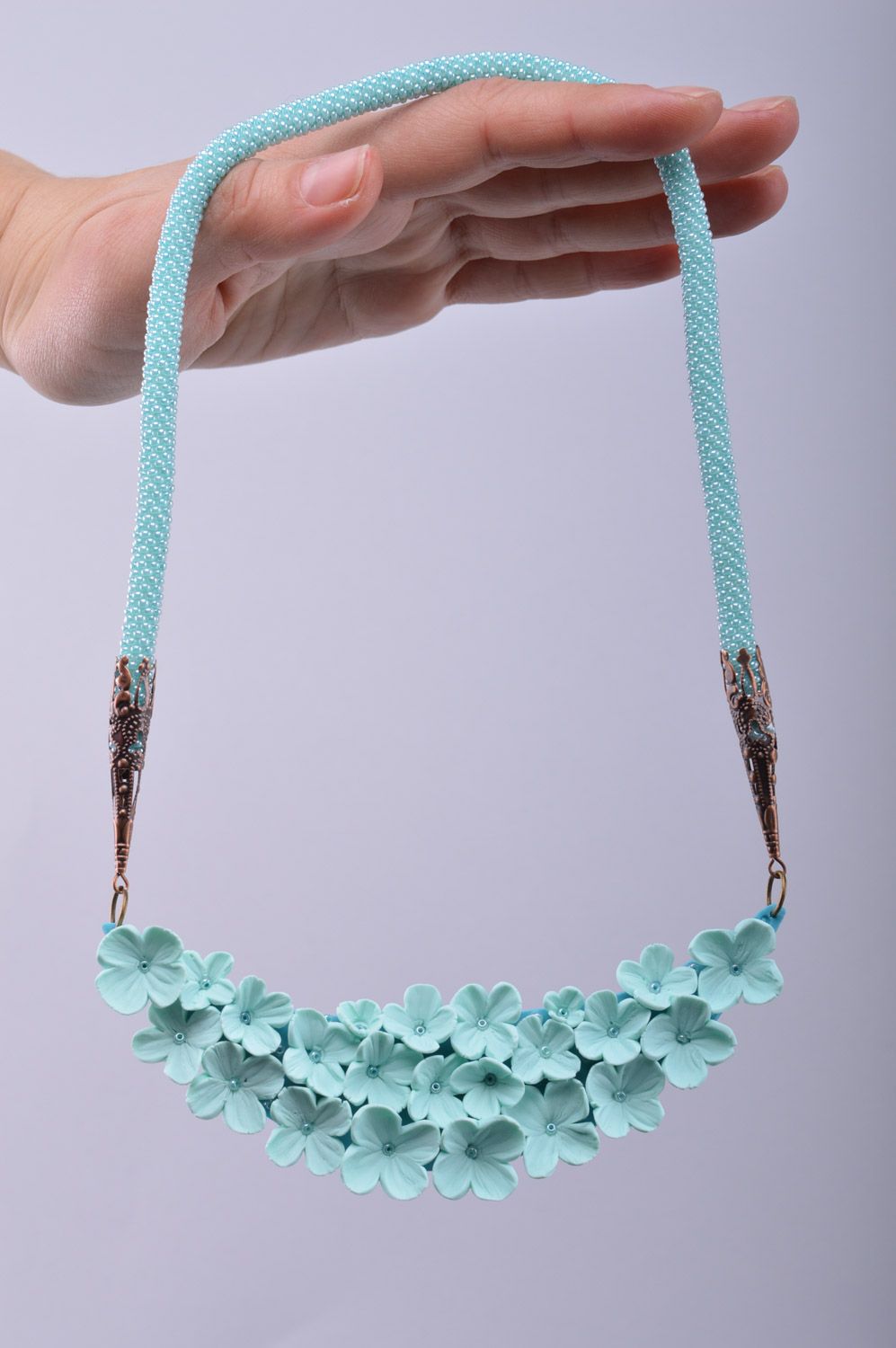 Elegantes handgemachtes Collier aus Ton und Glasperlen in Minze Farbe für Frauen foto 5