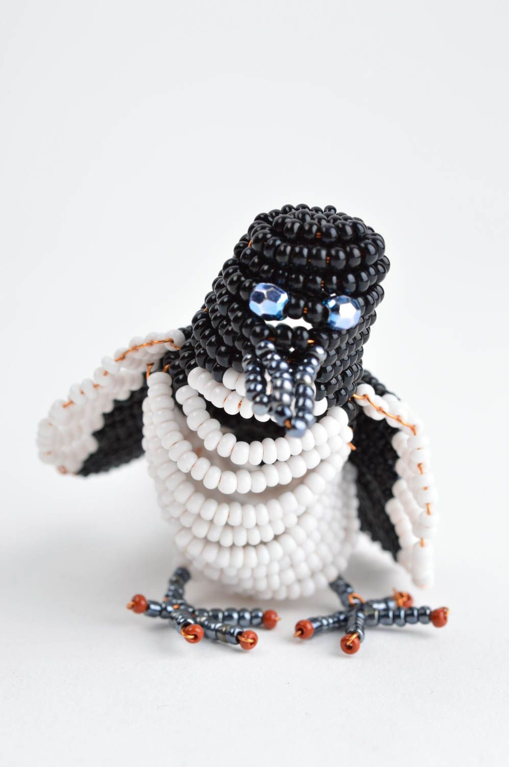 Статуэтка ручной работы черно белая птица работа из бисера настольный декор фото 3