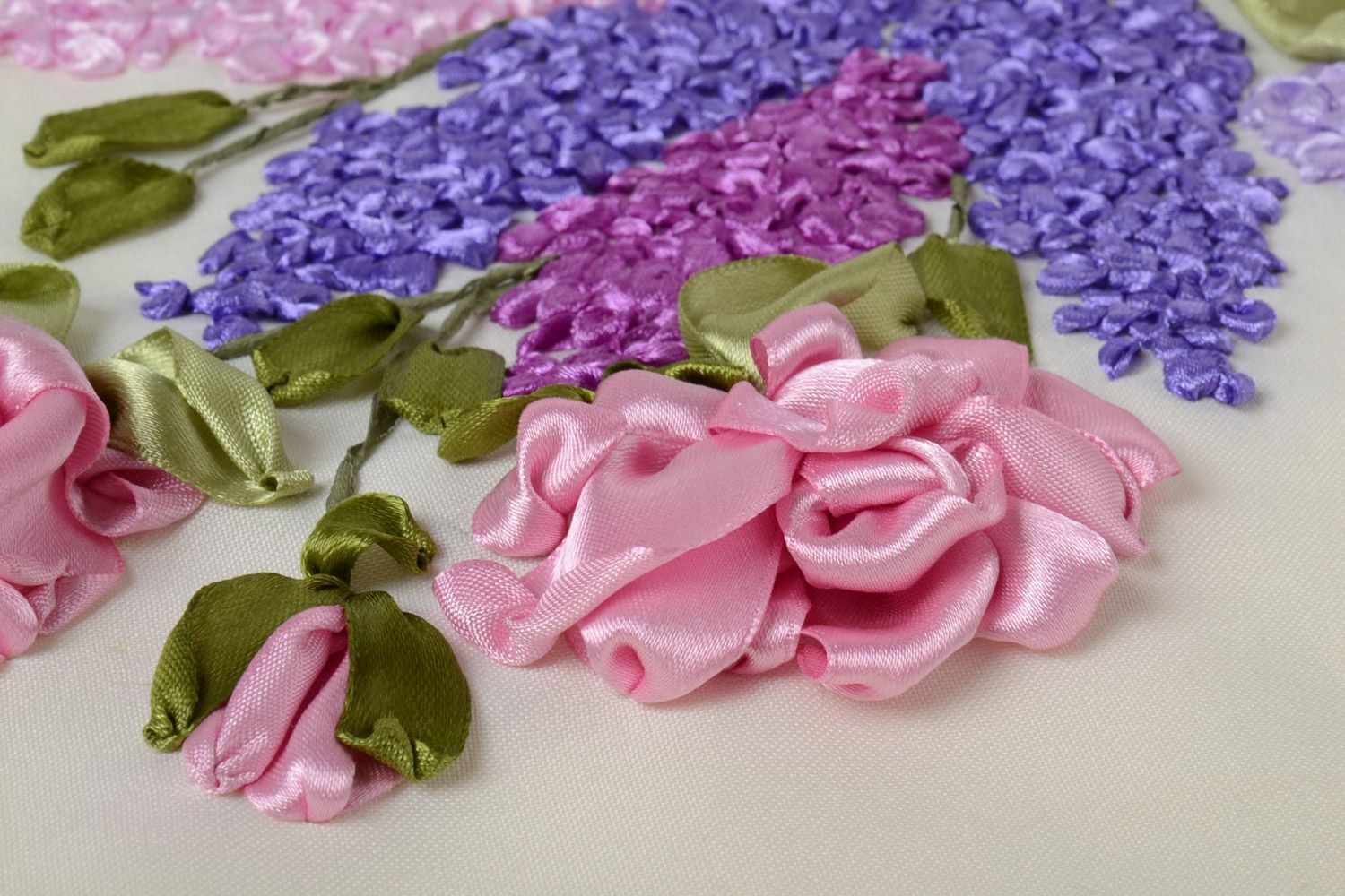 Funda para almohada artesanal con flores voluminosas de cintas de raso foto 3