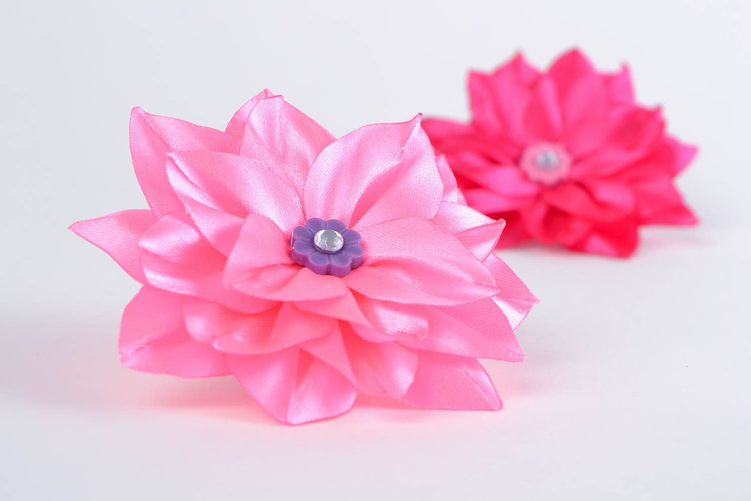 Künstlerischer rosa Haargummi mit Blume aus Atlasbändern handmade Schmuck foto 1