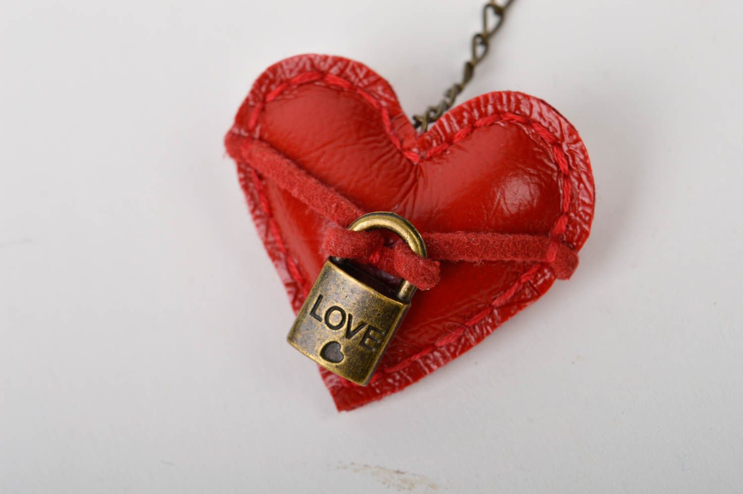 Porte-clé coeur rouge Porte-clés fait main en faux cuir Cadeau romantique photo 4