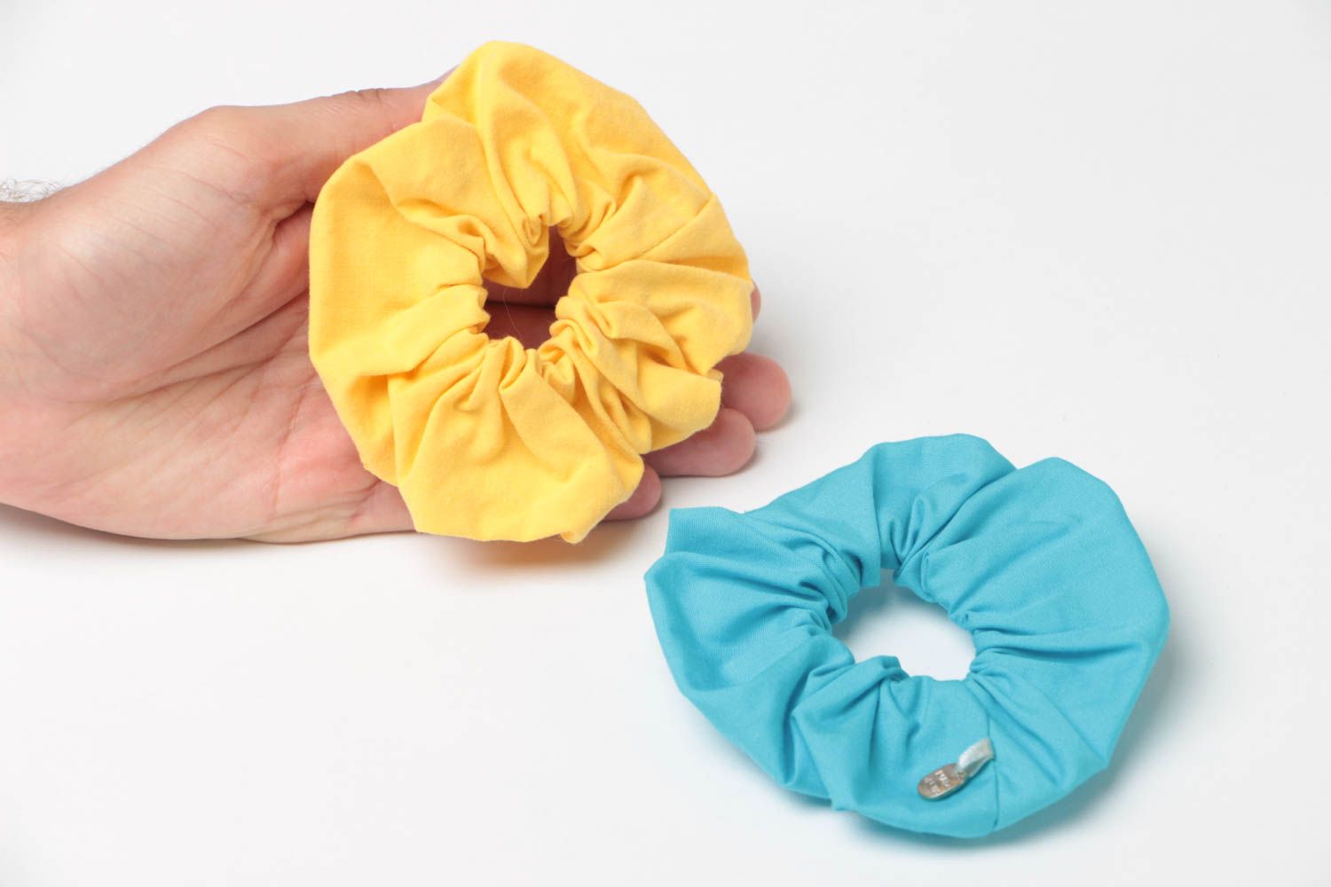Тканевые резинки для волос набор из 2 аксессуаров желтая и голубая ручная работа фото 5