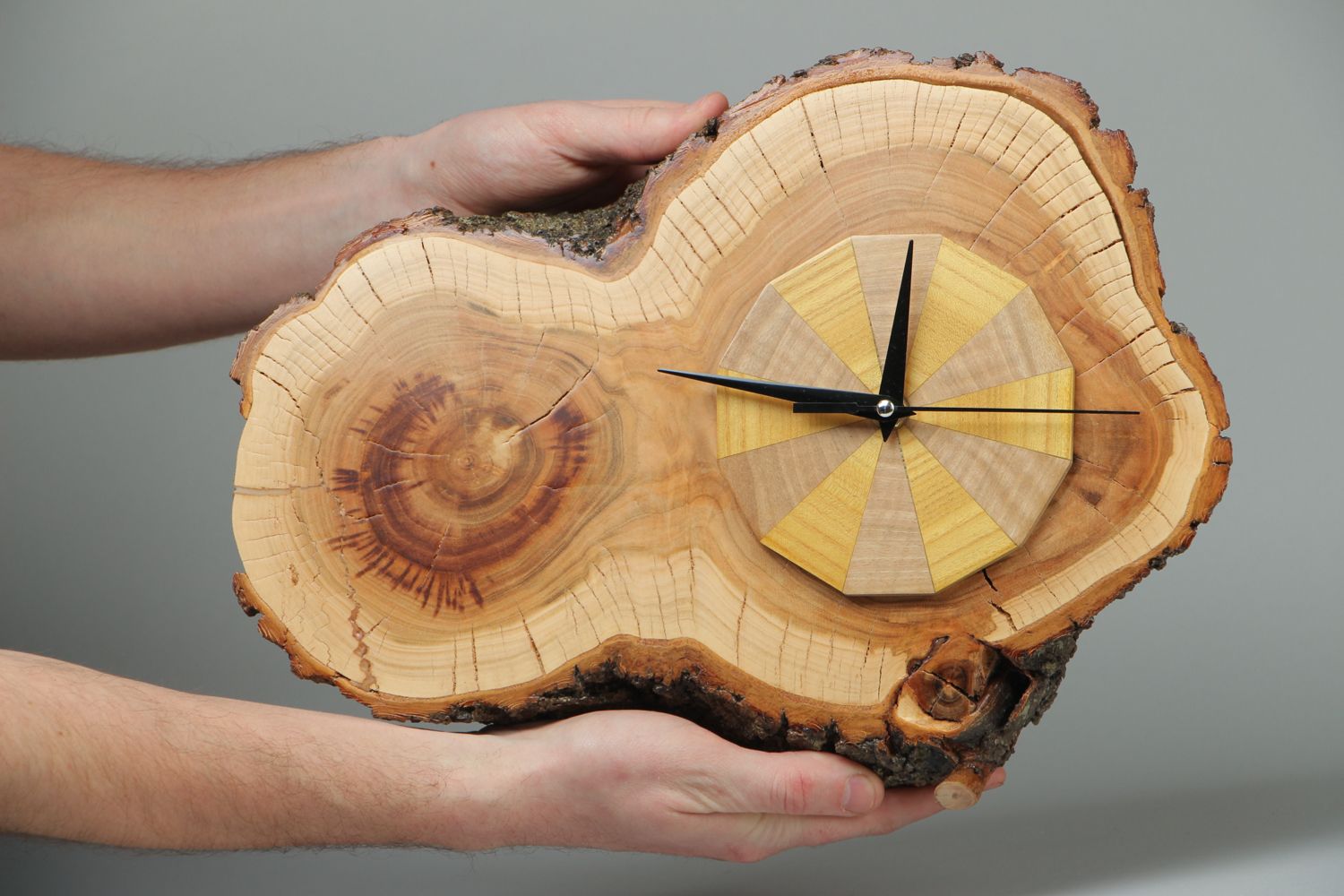 Деревянные часы ручной работы настенные фото 4