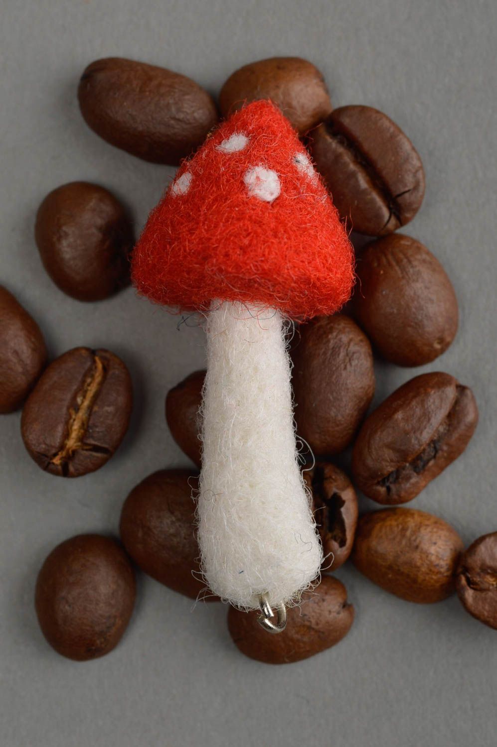 Pendentif champignon fait main en laine technique de feutrage stylé unisexe photo 1