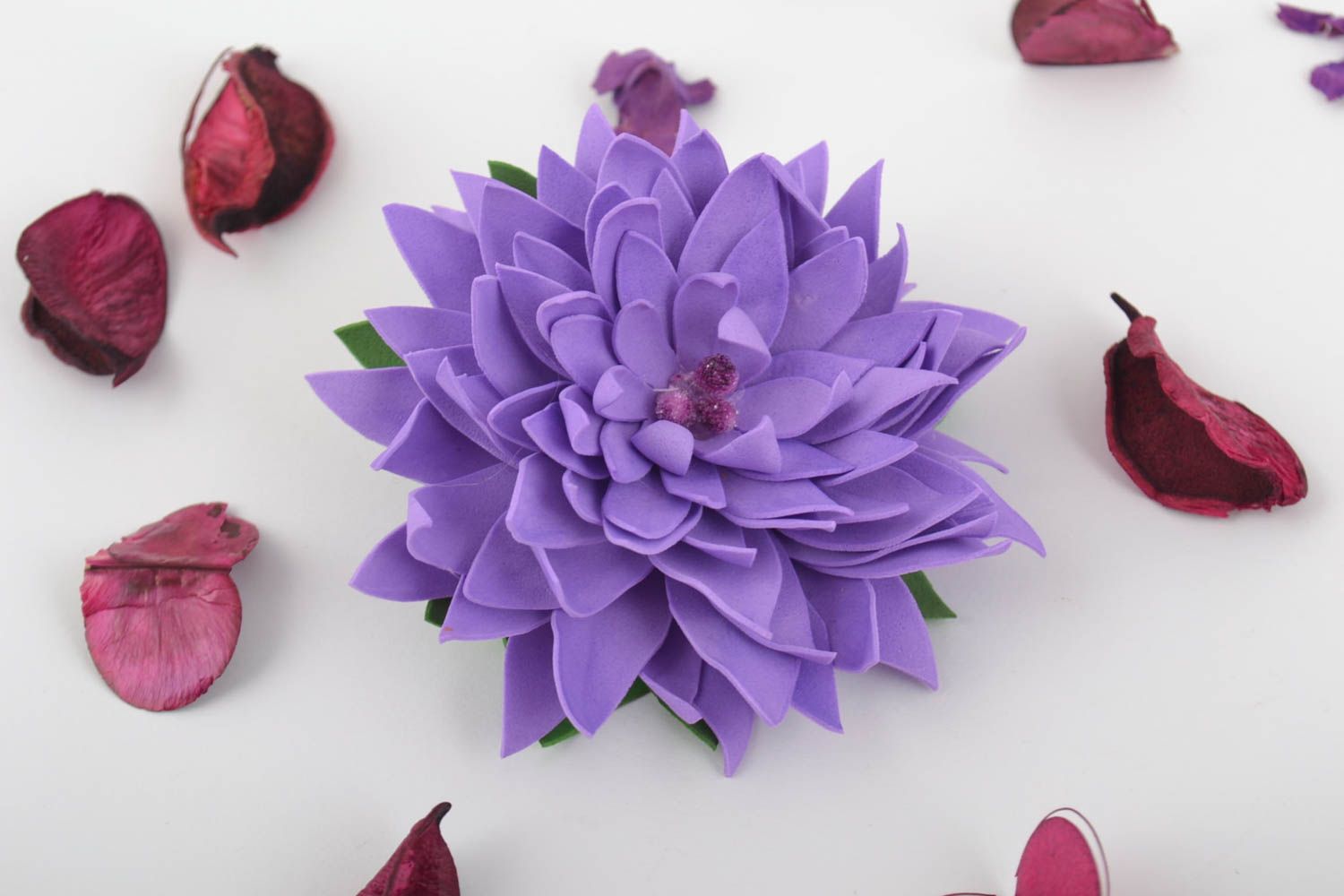 Объемная красивая заколка в виде цветка из фоамирана ручной работы фиолетовая  фото 1