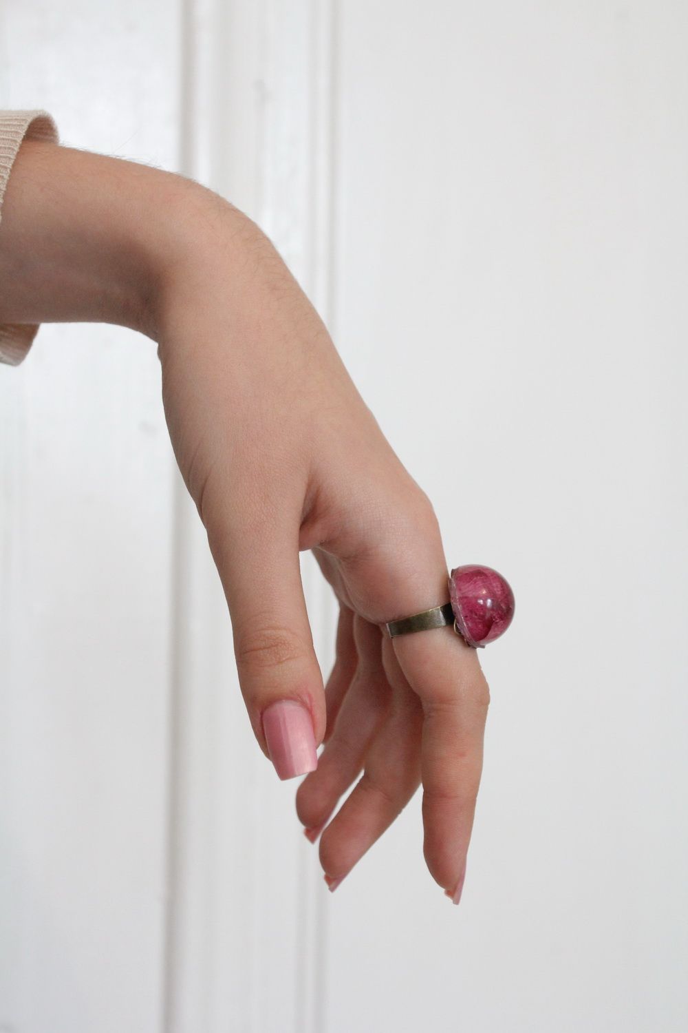 Кольцо с настоящей розой в эпоксидной смоле фото 5
