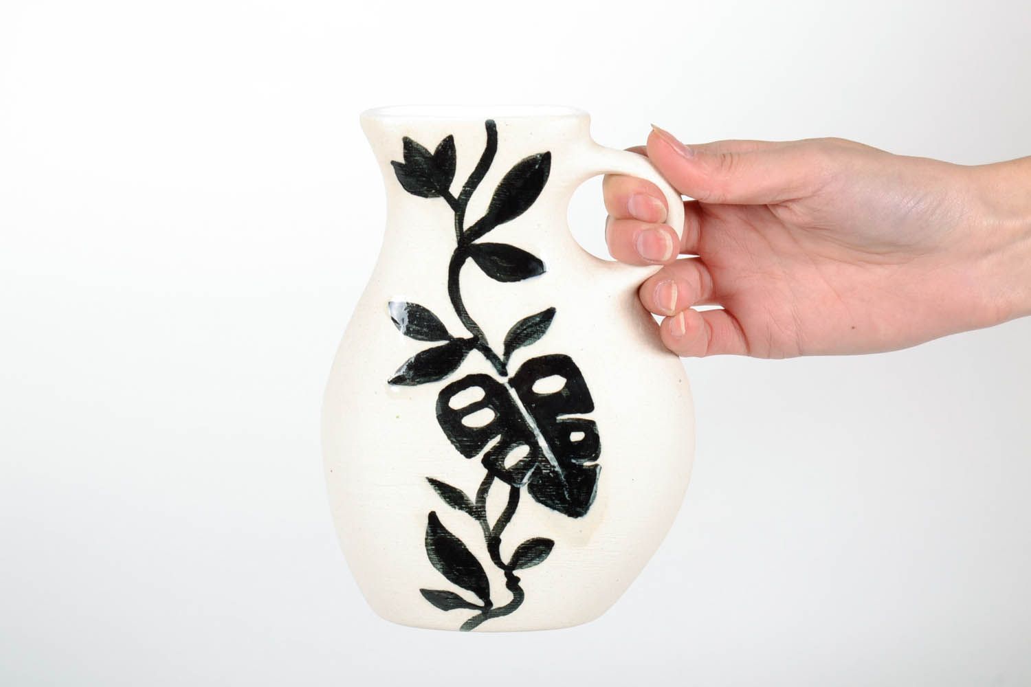 Vaso de cerâmica em cores de preto-branco foto 2