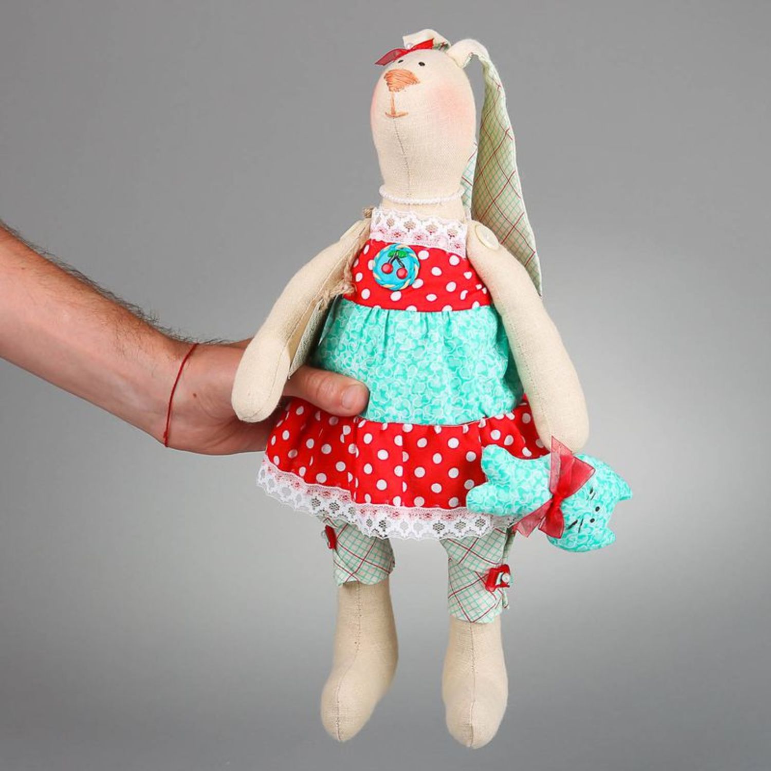 Puppe Tilda Hase mit Spielzeug foto 3