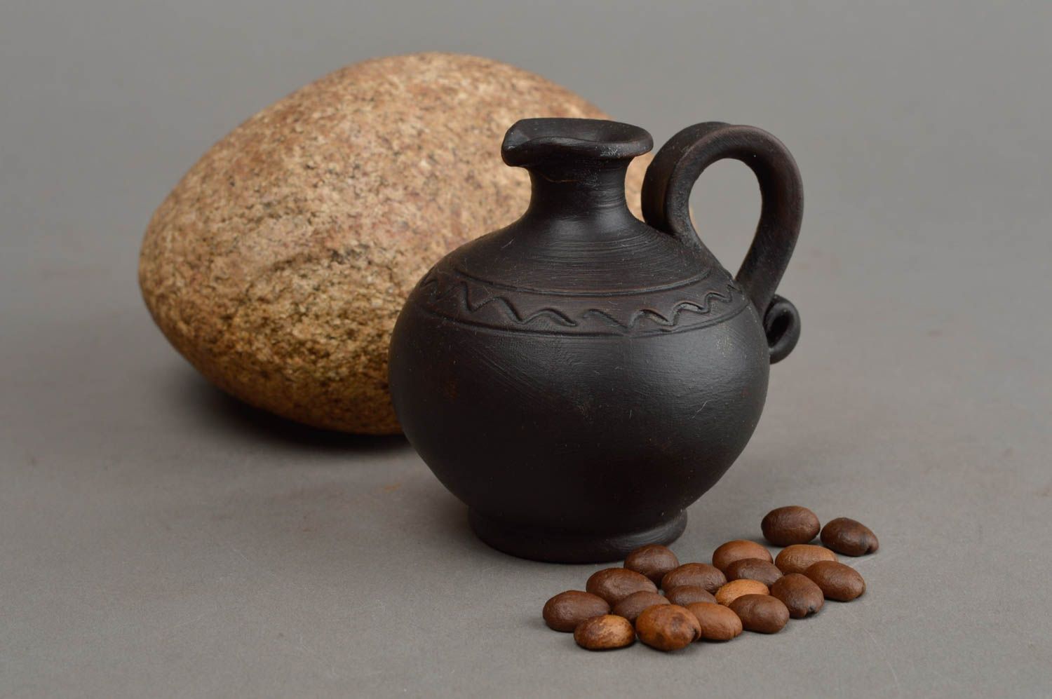 Petit vase noir décoratif en forme de cruche fait main en argile avec anse photo 1