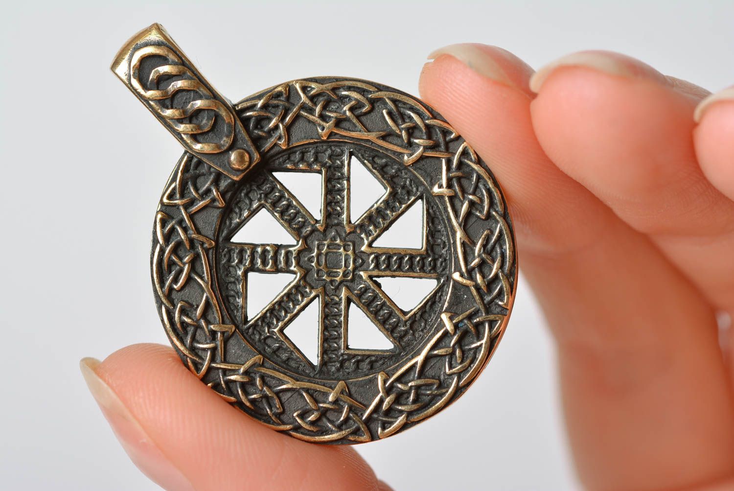 Ciondolo di bronza decorativo fatto a mano pendente etnico amuleto di metallo
 foto 3