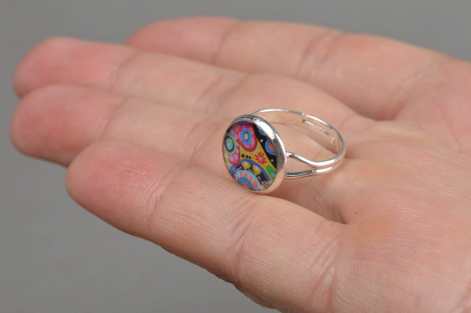 Кольцо декупаж с эпоксидной смолой разноцветное яркое безразмерное ручной работы фото 4