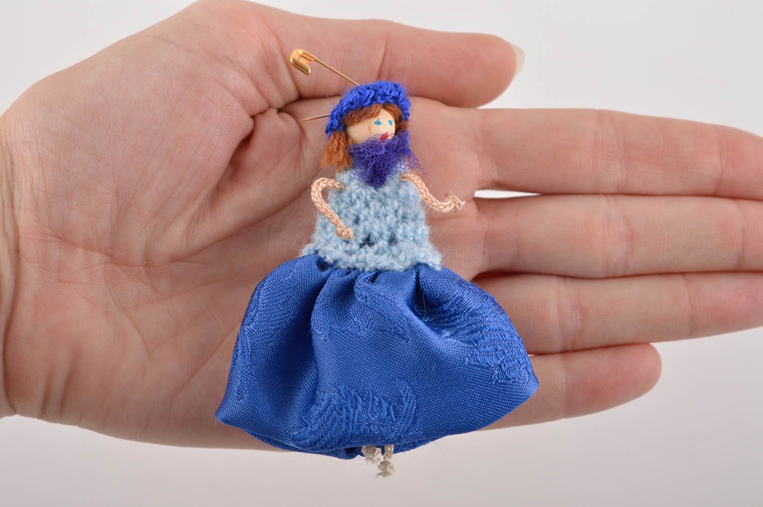 Broche hecho a mano muñeca con vestido azul regalo original accesorio de moda foto 3