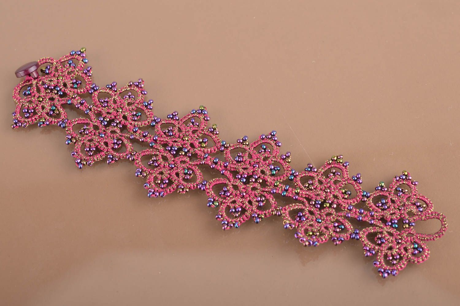 Bracelet en frivolité rose ajouré large en perles de rocaille et fils fait main photo 2