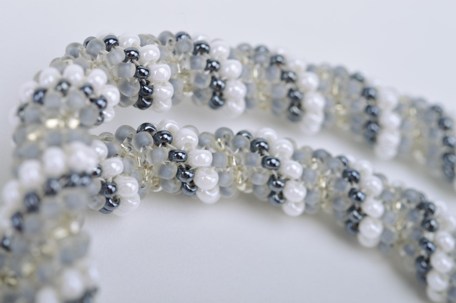 Collier spirale tressé en perles de rocailles fait main gris clair de mode  photo 4