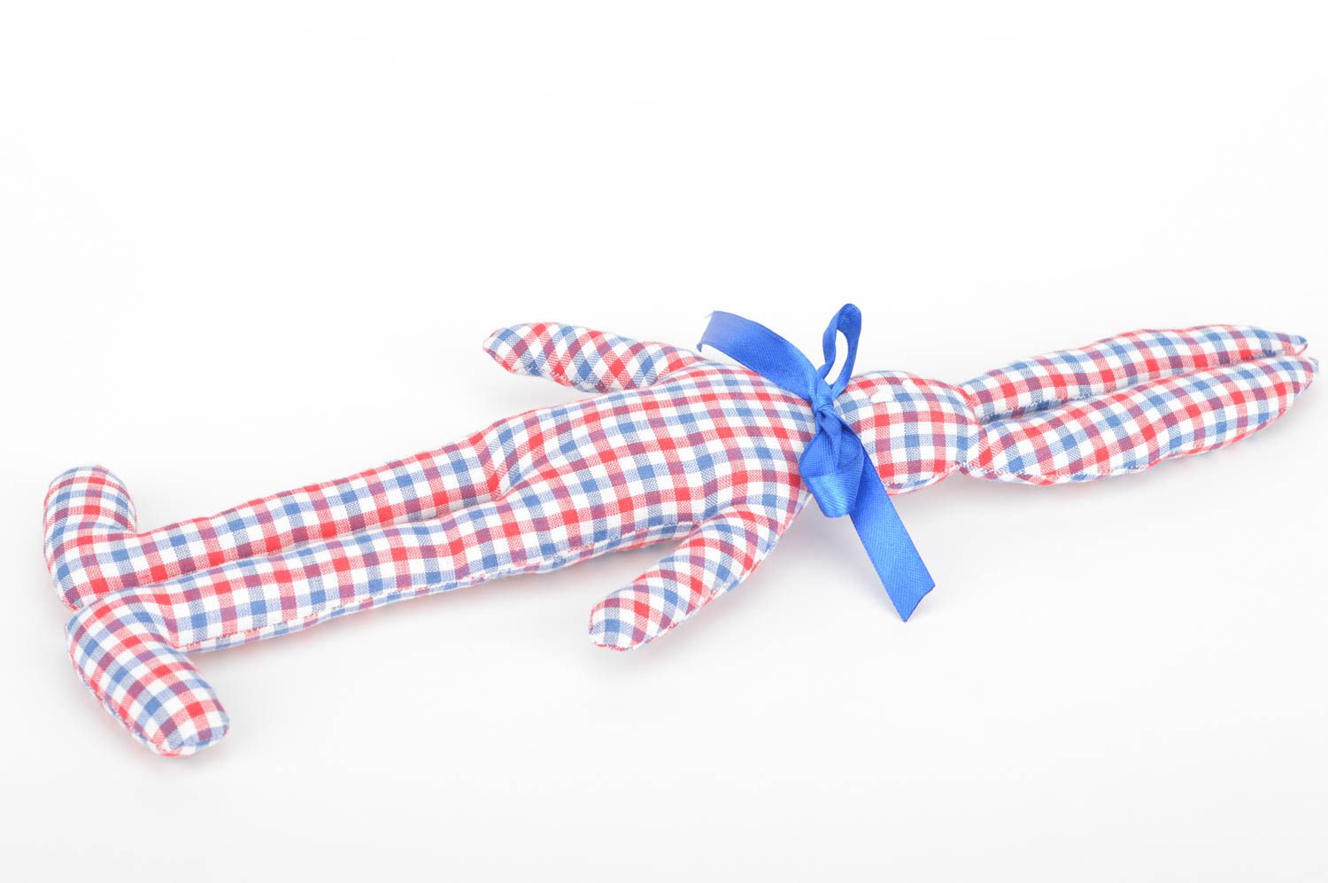 Handgemachtes kuscheliges Spielzeug aus Stoff Hase mit blauer Schleife für Kind foto 2