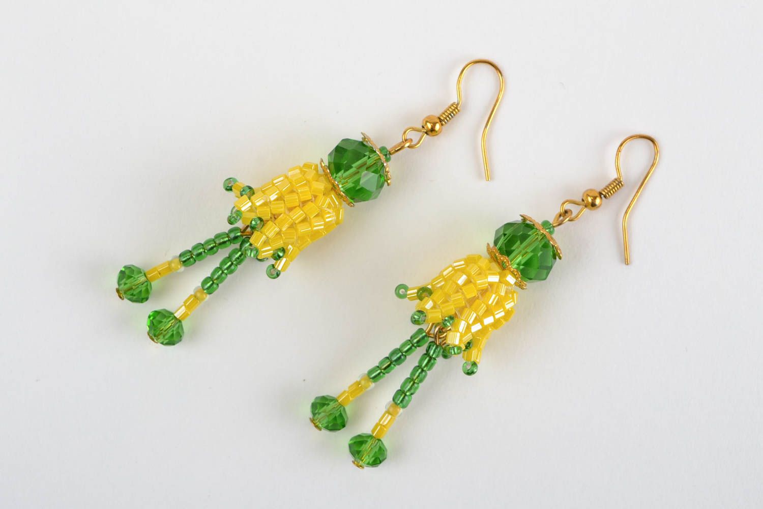 Цветочные серьги из бисера ручной работы вязаные крючком желтые с зеленым фото 2