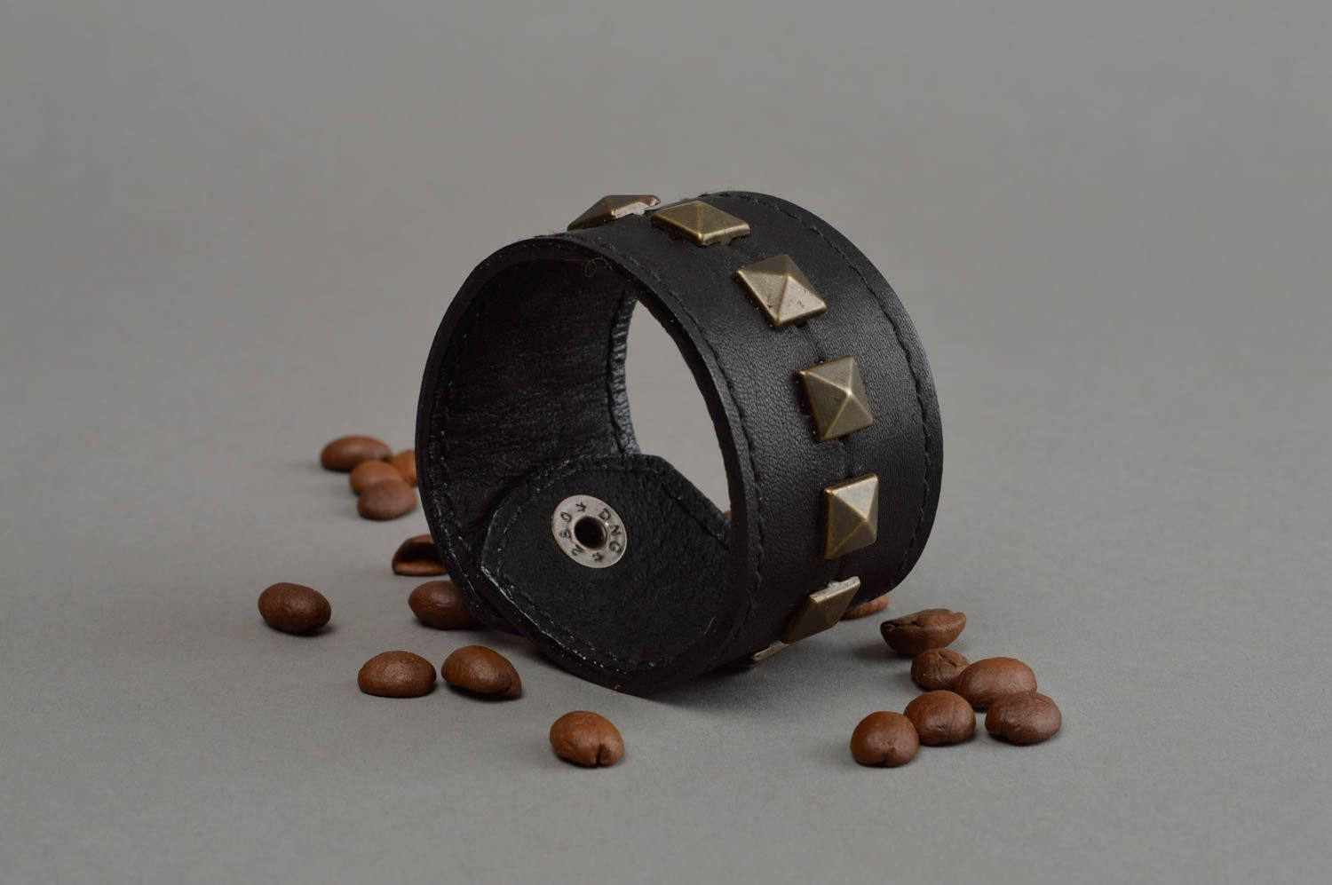 Bracelet en vrai cuir noir avec pyramides en métal fait main original large photo 1