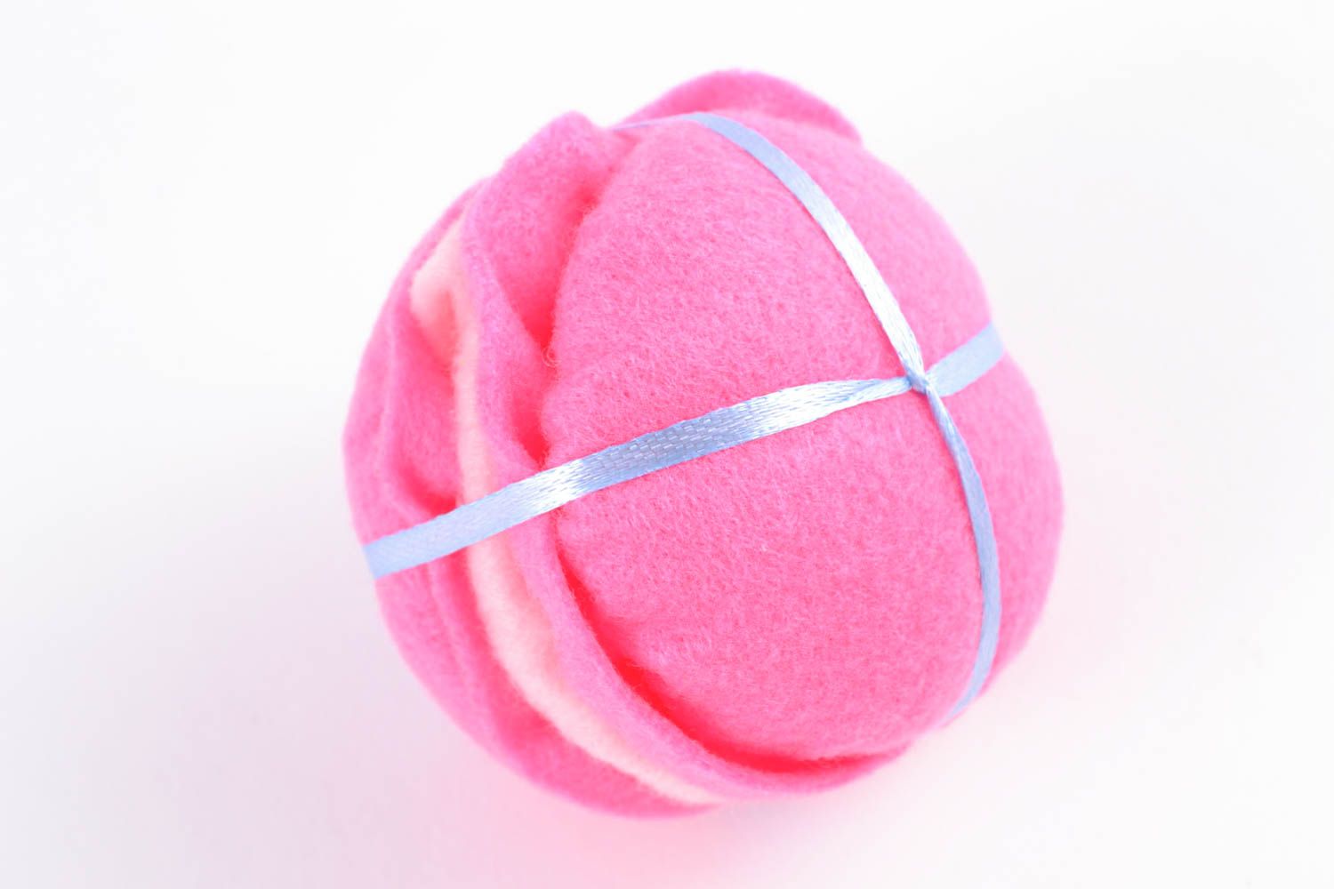 Cojín para agujas rosado con forma de pastel de fieltro  foto 4